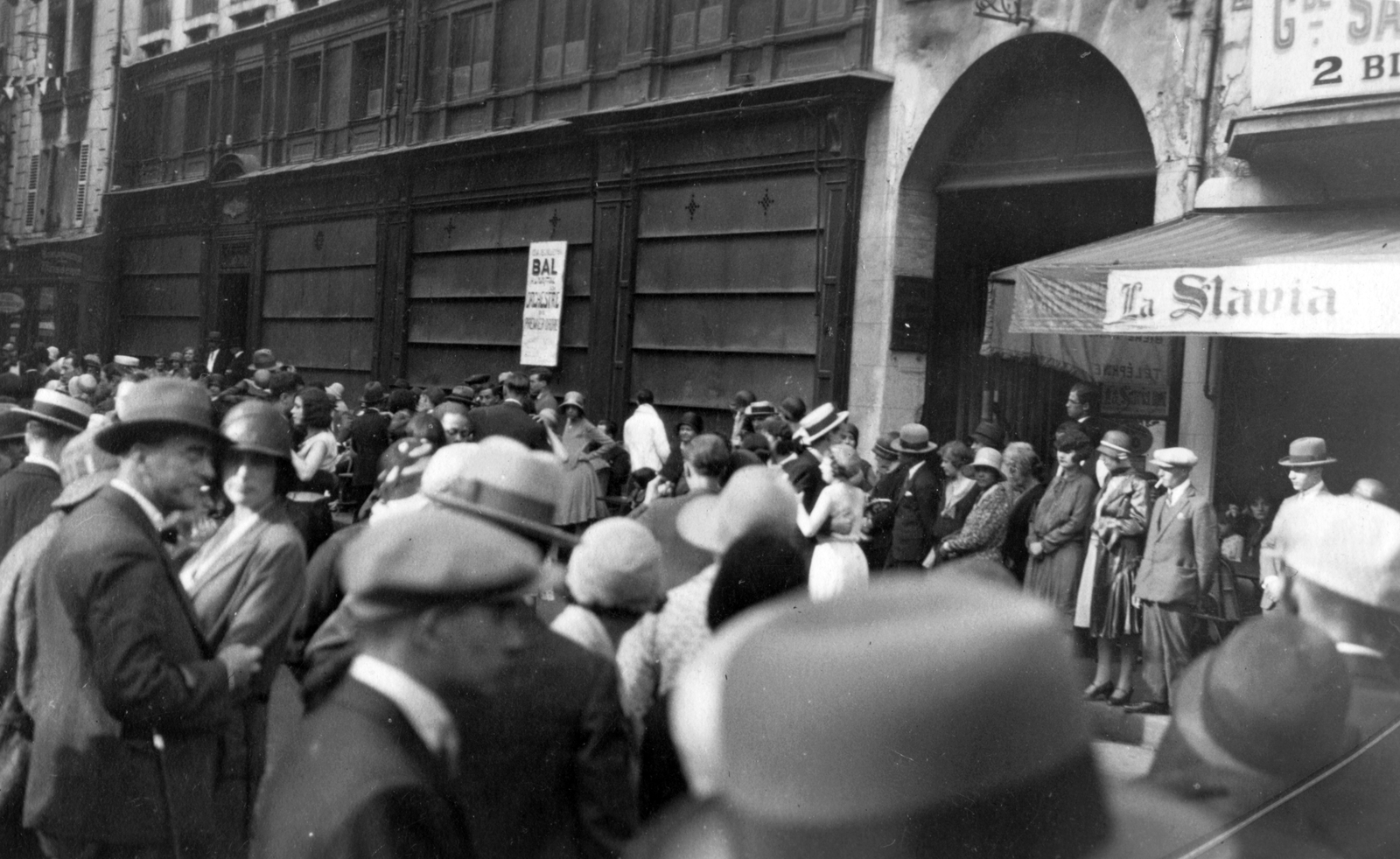 France, Paris, utcabál a július 14-i francia nemzeti ünnepen. A fénykép a rue de l'Ancienne Comédie és a boulevard Saint-Germain sarkán készült., 1930, SZF, mass, Fortepan #24217