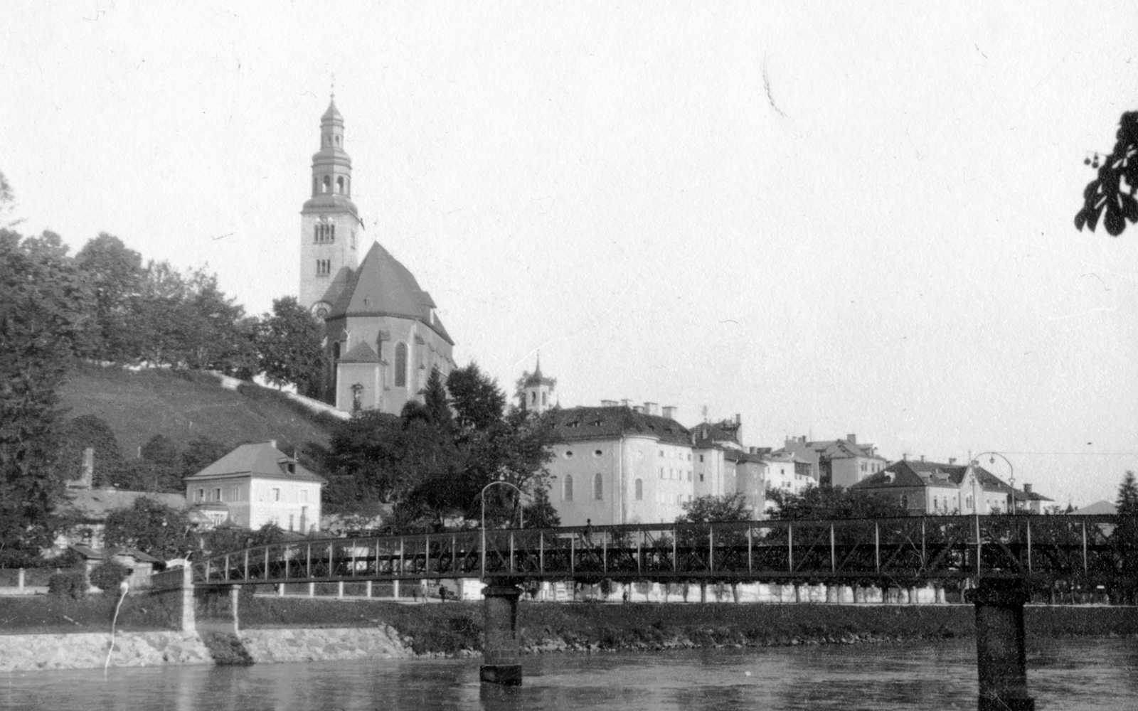 Austria, Salzburg, előtérben a Müllner Steg a Salzach folyó felett, balra fent a Mária mennybevétele templom (Stadtpfarrkirche Unserer Lieben Frau Mariae Himmelfahrt)., 1930, SZF, church, Fortepan #24219