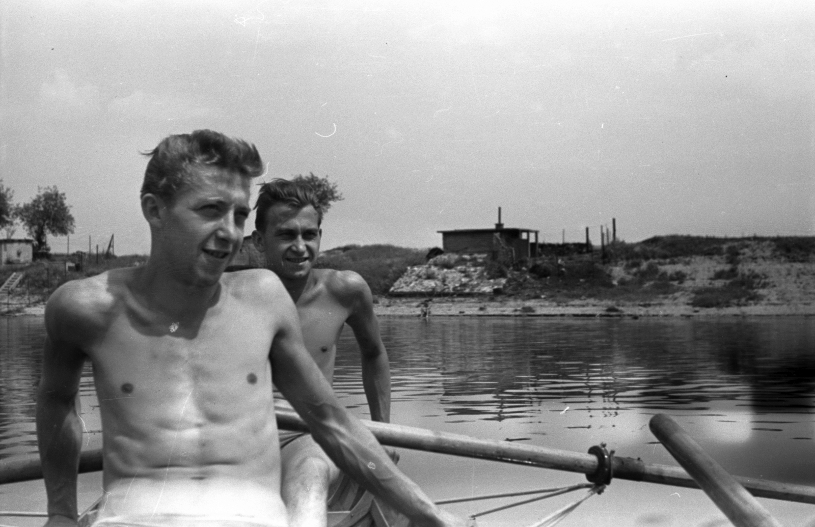 Hungary, Budapest XI., Lágymányosi öböl, háttérben a Kopaszi gát., 1957, Szánthó Zoltán, Budapest, half-naked, Fortepan #24251
