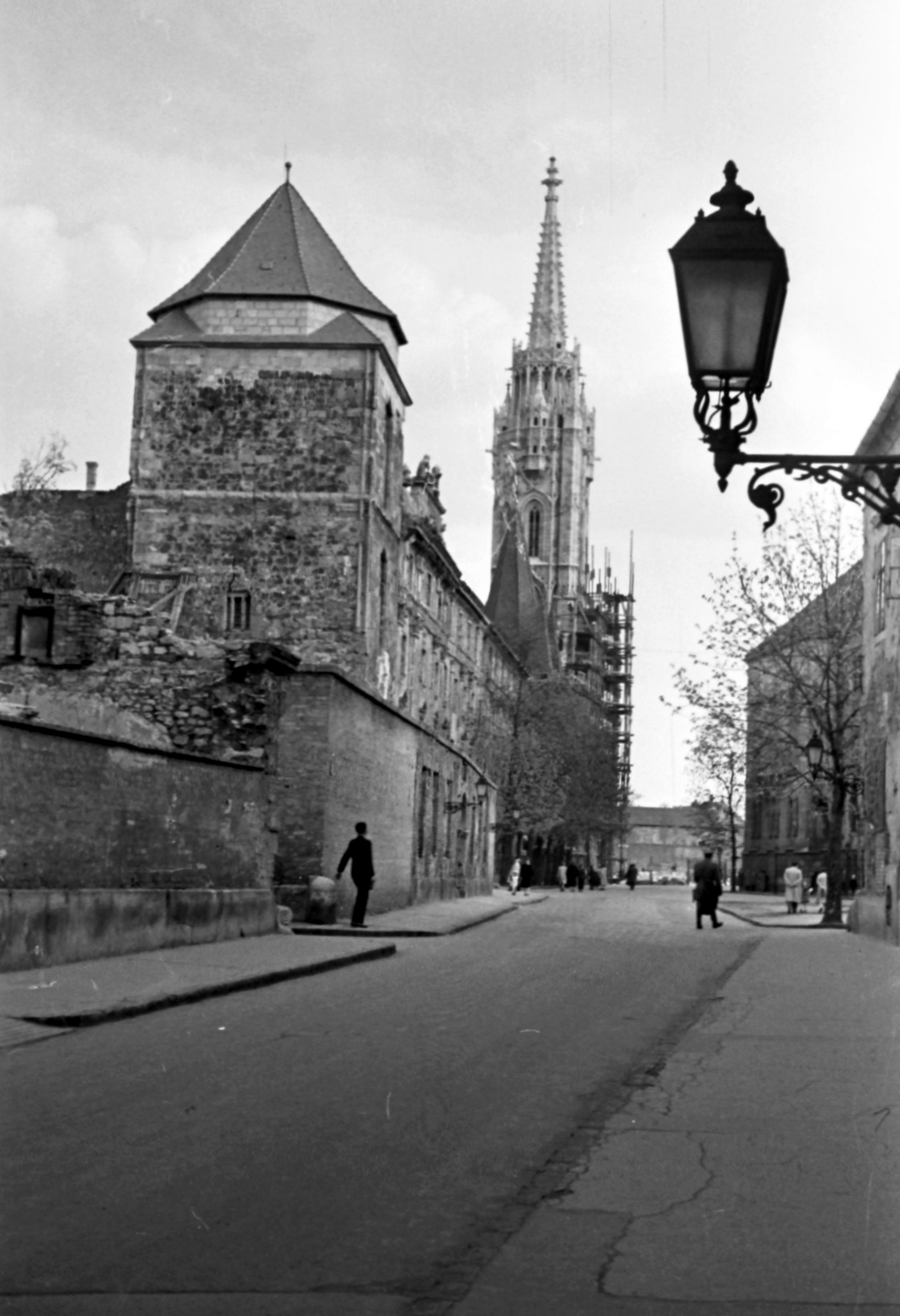 Magyarország, budai Vár, Budapest I., Táncsics Mihály utca a Hess András tér felé nézve., 1958, Szánthó Zoltán, Budapest, utcakép, gázlámpa, Fortepan #24264