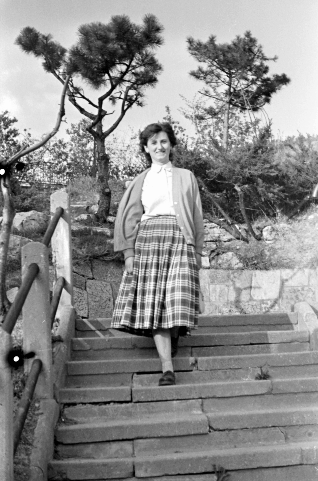 Hungary, Budapest II., Bimbó út és a mai Bibó István park közötti lépcső., 1958, Szánthó Zoltán, Budapest, lady, stairs, Fortepan #24269