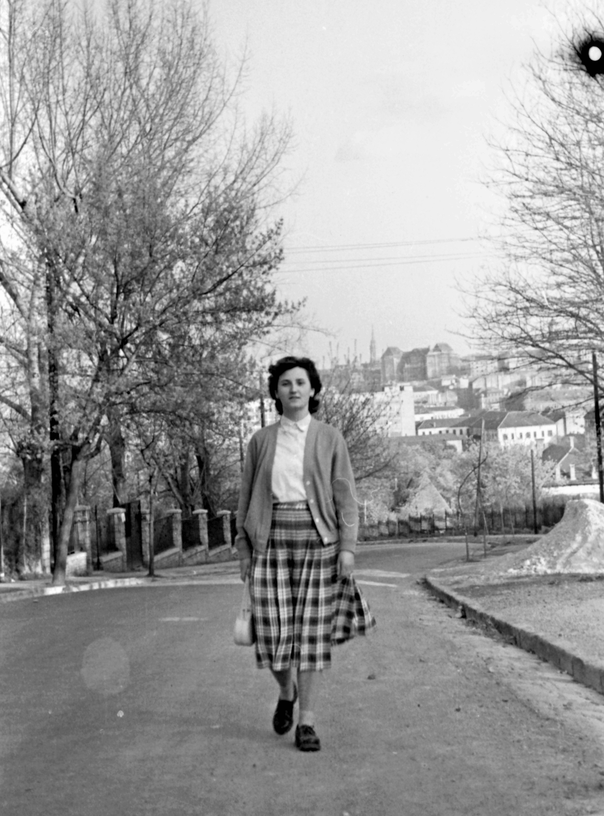 Magyarország, Budapest II., Felvinci utca. Látkép a budai Vár felé nézve, szemben a Mátyás-templom tornya, a Levéltár épülete és a Mária Magdolna-templom tornya (takarva)., 1958, Szánthó Zoltán, Budapest, hölgy, kardigán, rakott szoknya, Fortepan #24270