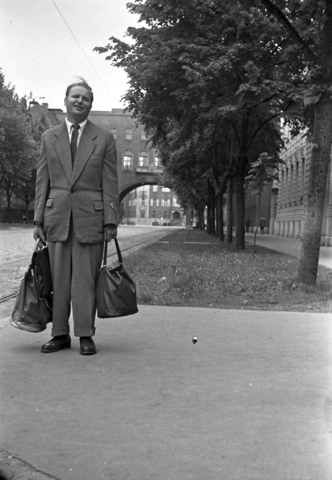Hungary, Szeged, Boldogasszony sugárút (Április 4. útja) a Liliom utcai kereszteződésnél, háttérben a Hősök kapuja., 1958, Szánthó Zoltán, gate, Neoclassical architecture, Móric Pogány-design, Fortepan #24277