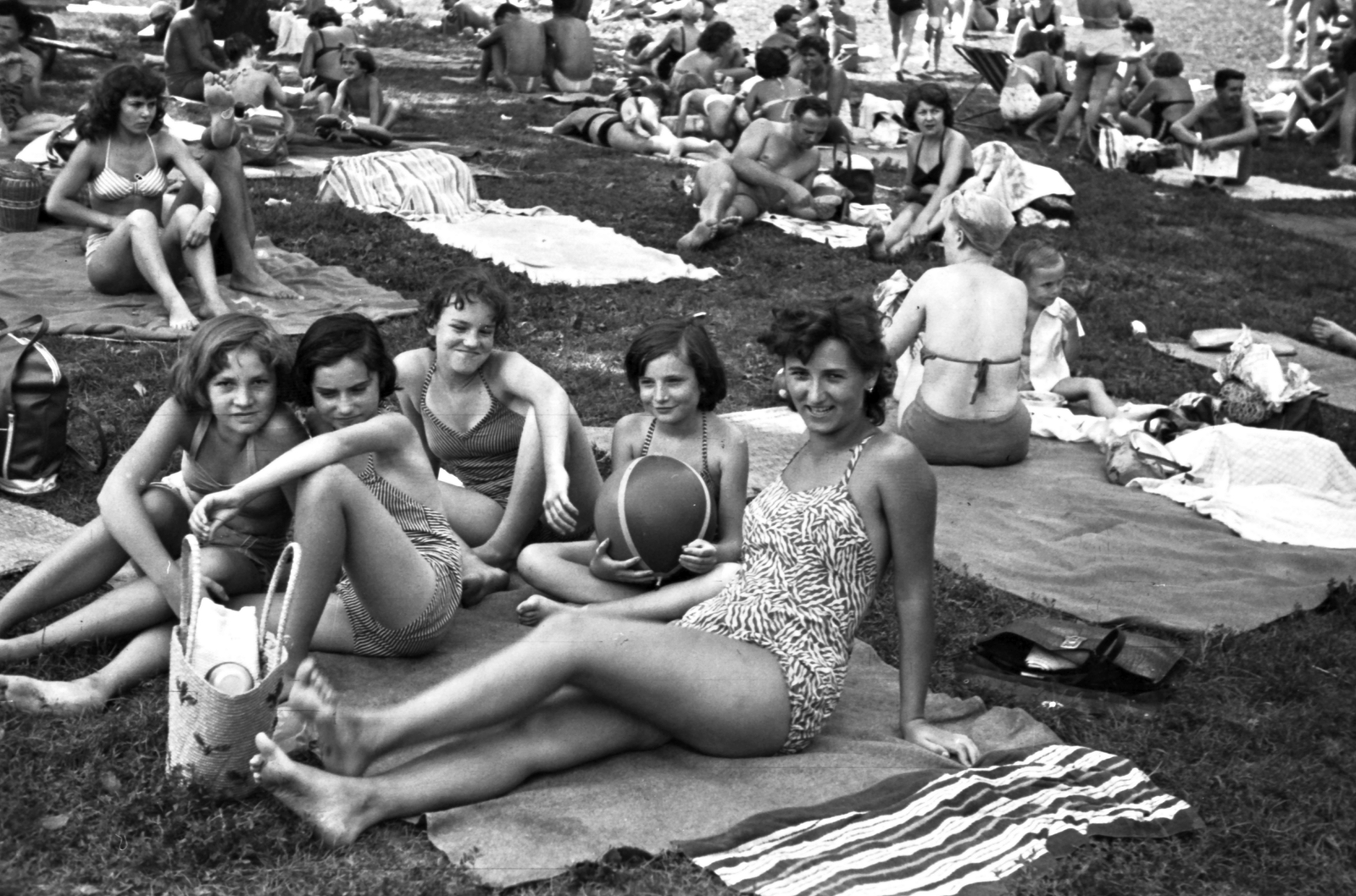 Magyarország, Margitsziget, Budapest, Palatinus Strandfürdő., 1958, Szánthó Zoltán, fürdőruha, tömeg, Fortepan #24295