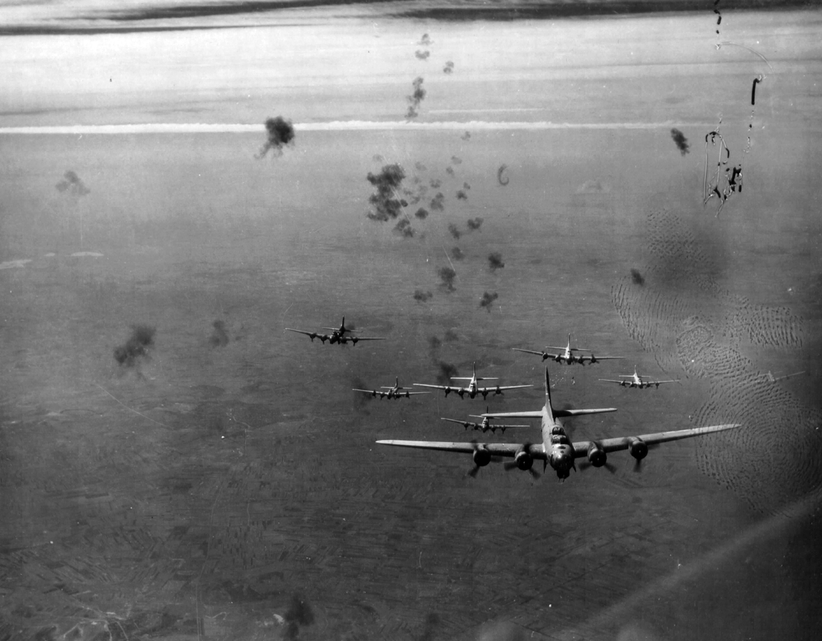 Hungary, Debrecen, a város térsége 1944. szeptember 21-én. B-17 Flying Fortress bombázógépek köteléke légvédelmi tűzben., 1944, National Archives, american brand, bombing, airplane, second World War, Boeing-brand, Fortepan #24304