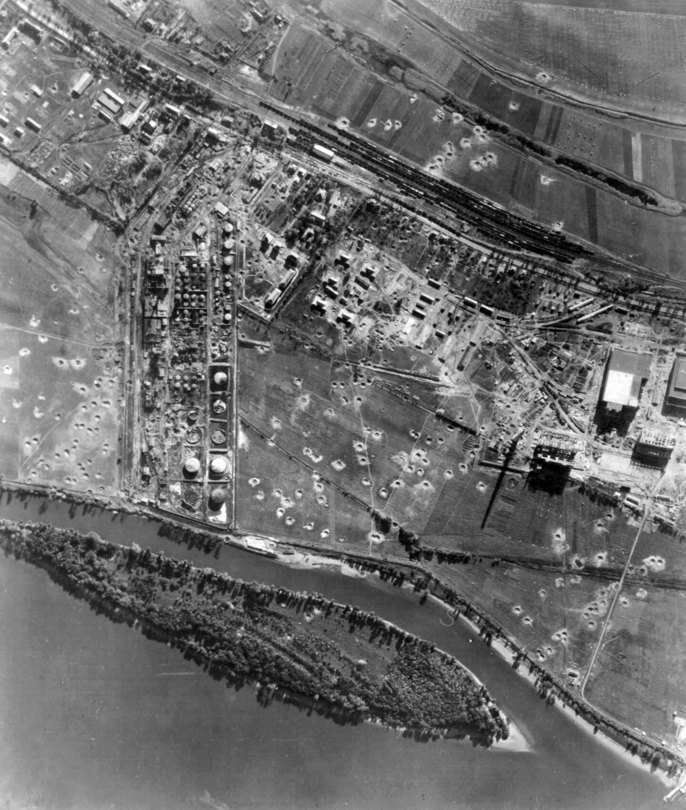 Hungary, Almásfüzitő, (ekkor Szőny településrésze) 1944. augusztus 9., az olajfinomító bombázása., 1944, National Archives, bombing, aerial photo, second World War, Fortepan #24307