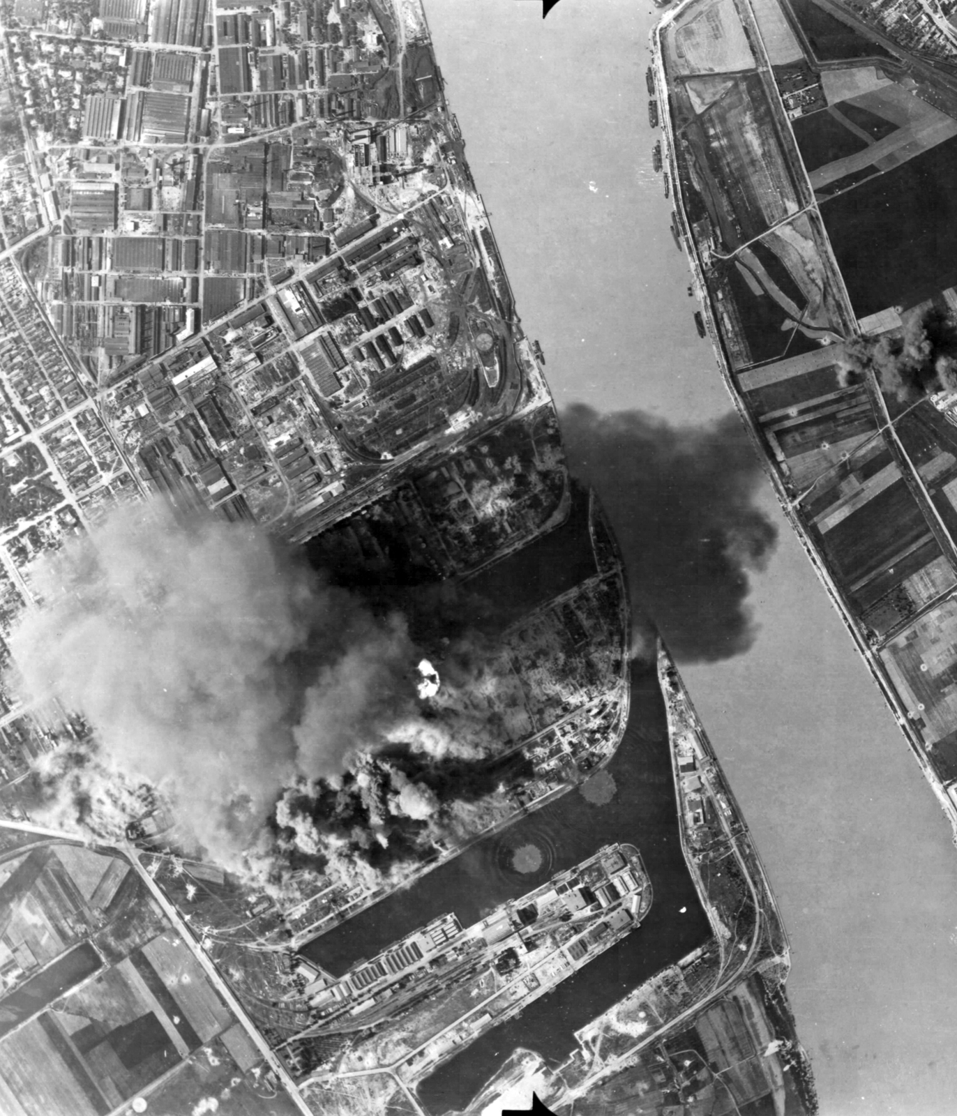 Magyarország, Budapest, légifotó a Csepeli Szabadkikötő bombázásáról. A felvétel 1944. július 14-én készült., 1944, National Archives, bombázás, légi felvétel, második világháború, USAAF, Budapest, Fortepan #24319