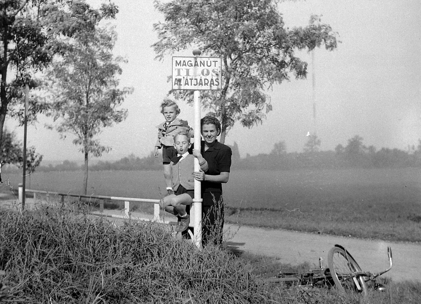 Hungary, Halásztelek, (ekkor Tököl külterülete), háttérben a lakihegyi 20 kW-os Telefunken adó egyik tornya., 1938, Korbuly, sitting on a handrail, Fortepan #2432