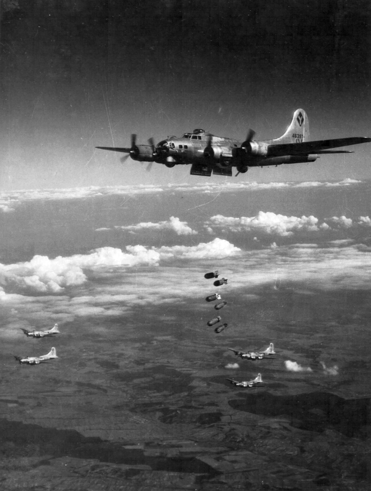 Magyarország, B-17 Flying Fortress bombázógépek a szobi vasúti híd bombázásakor. A felvétel 1944. szeptember 20-án készült., 1944, National Archives, amerikai gyártmány, bombázás, repülőgép, második világháború, USAAF, Boeing-márka, Boeing B 17 Flying Fortress, Fortepan #24323