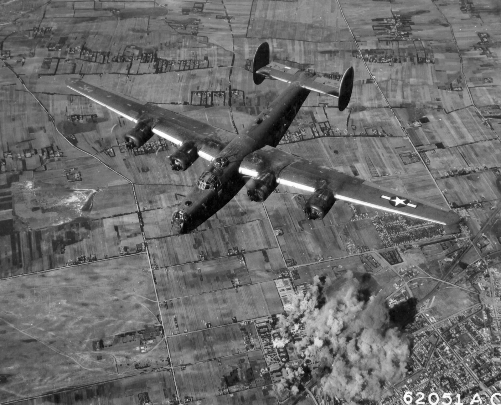 Magyarország, Nyíregyháza, a vasútállomás bombázása. A felvétel 1944. szeptember 6-án készült., 1944, National Archives, amerikai gyártmány, bombázás, második világháború, USAAF, Consolidated-márka, Consolidated B-24 Liberator, Fortepan #24329