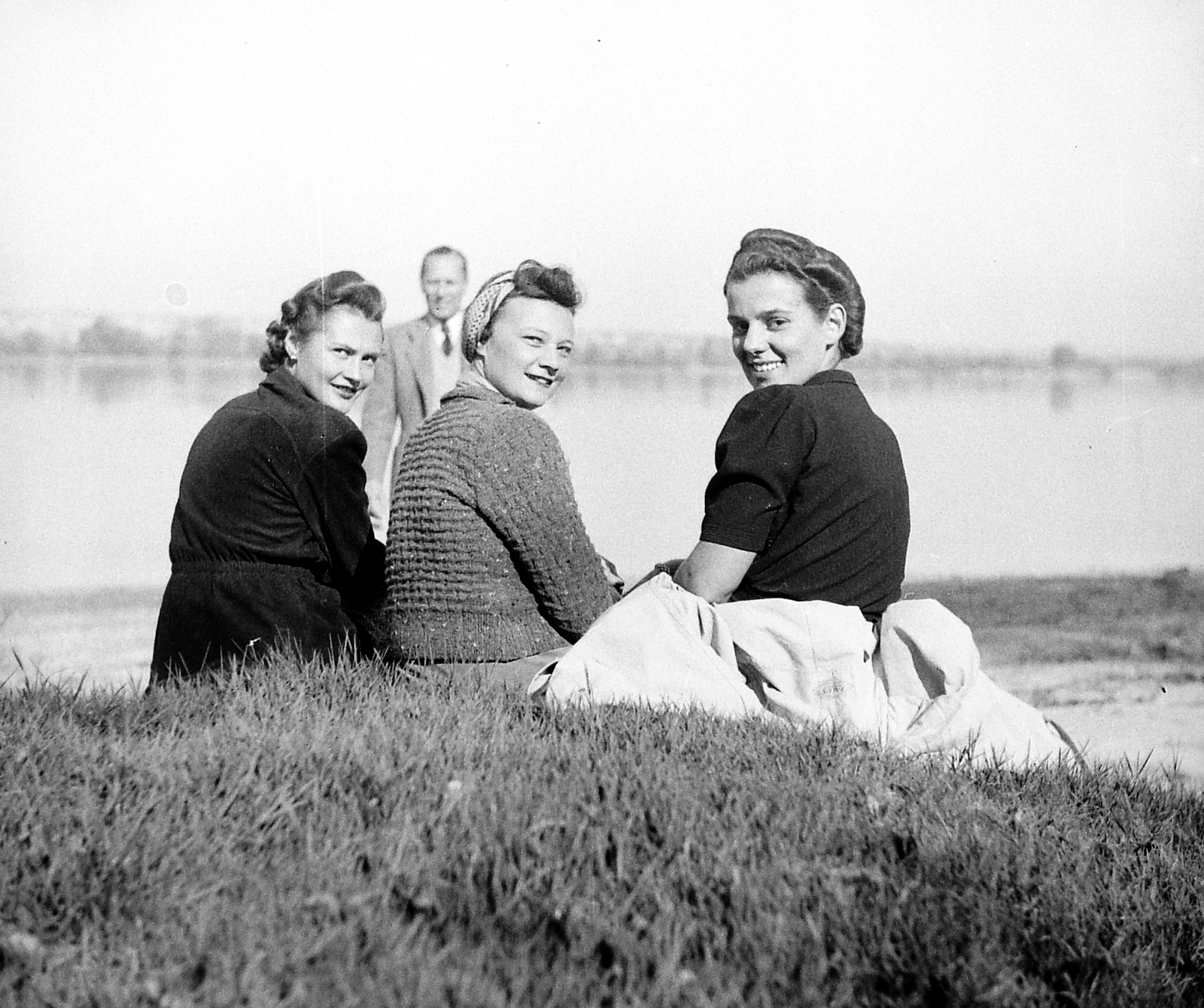 Hungary, Halásztelek, (ekkor Tököl külterülete), Duna-part., 1938, Korbuly, tableau, women, shore, hairdo, looking back, Fortepan #2433