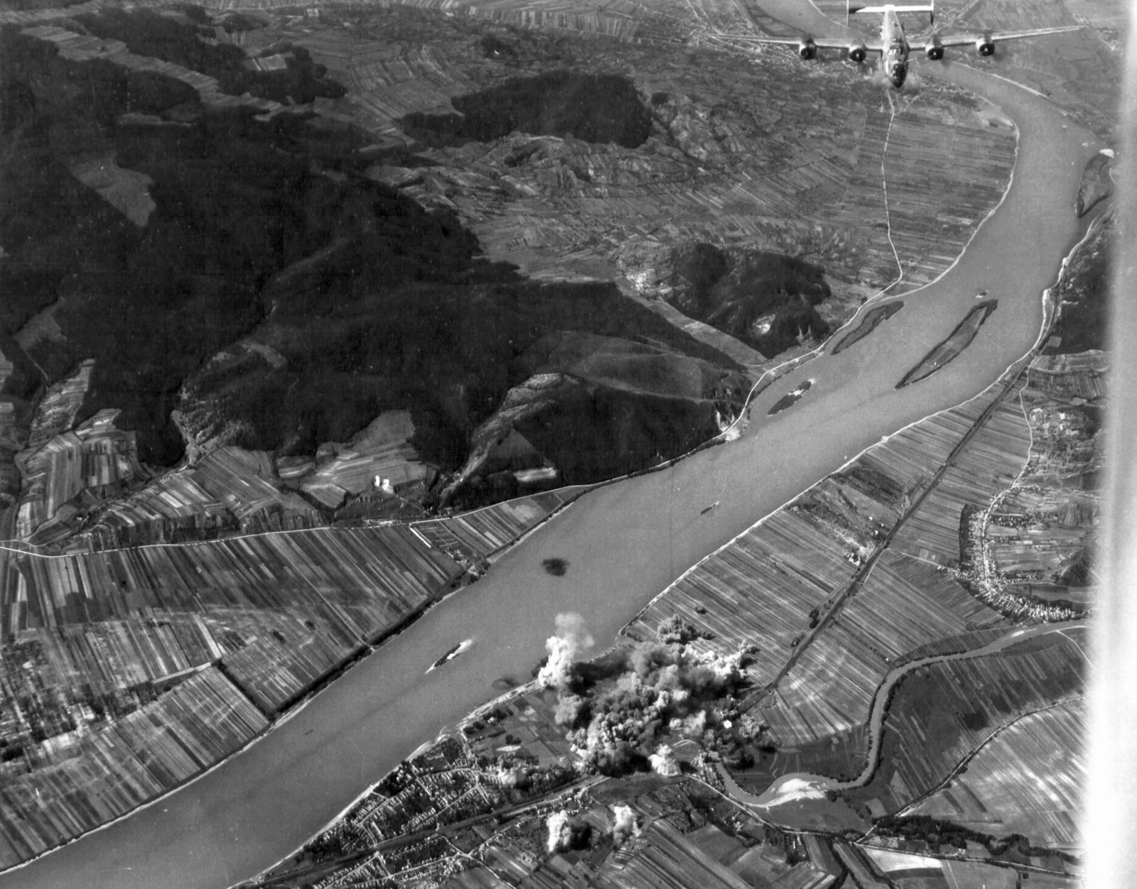 Magyarország, Szob, az Ipoly híd bombázása. USA légierő B-24 Liberator négymotoros bombázógépe. A felvétel 1944. szeptember 5-én készült., 1944, National Archives, amerikai gyártmány, bombázás, repülőgép, második világháború, USAAF, Consolidated-márka, Consolidated B-24 Liberator, Fortepan #24333