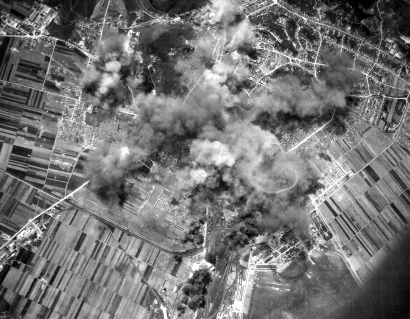 Románia,Erdély, Brassó, a város bombázása., 1944, National Archives, bombázás, második világháború, USAAF, Fortepan #24340