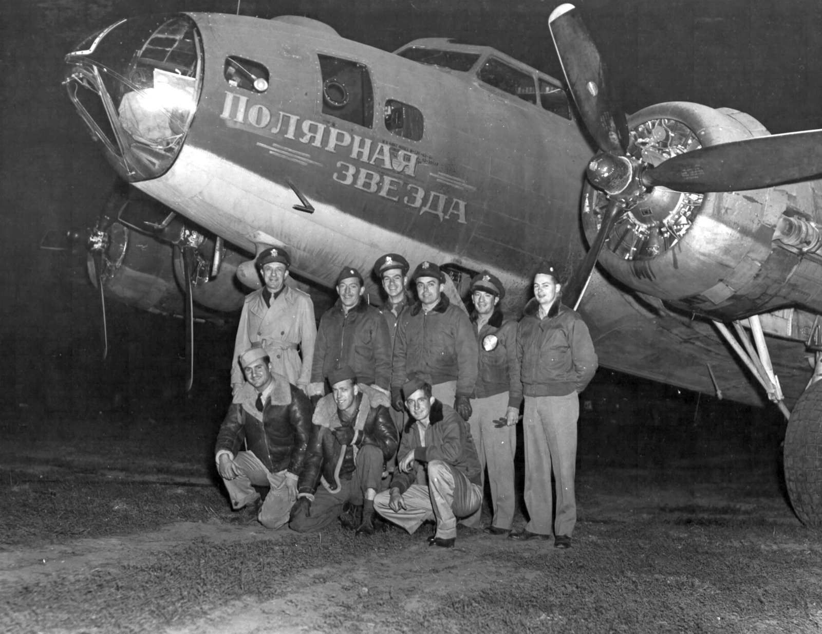 Ukrajna, Poltava, 95.BG "Sarkcsillag" nevű B-17F Flying Fortress bombázógép., 1944, National Archives, Szovjetunió, keleti front, amerikai gyártmány, pilóta, bombázás, második világháború, katona, repülőtér, USAAF, Boeing-márka, Boeing B 17 Flying Fortress, amerikai katona, cirill írás, Fortepan #24353