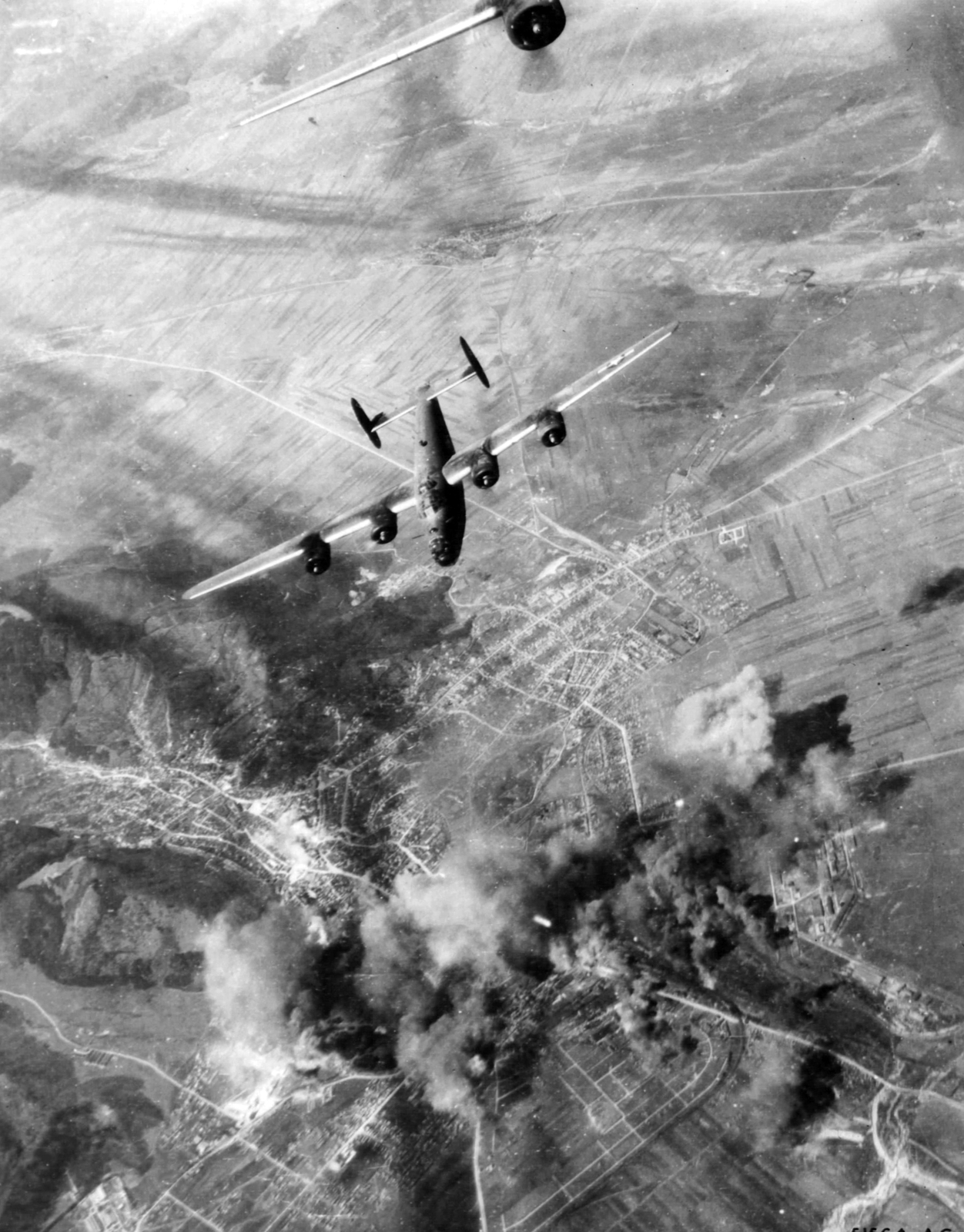 Romania,Transylvania, Brașov, a város bombázása, B-24 LIberator bombázó repülőgép., 1944, National Archives, transport, american brand, bombing, airplane, second World War, Consolidated-brand, Fortepan #24358