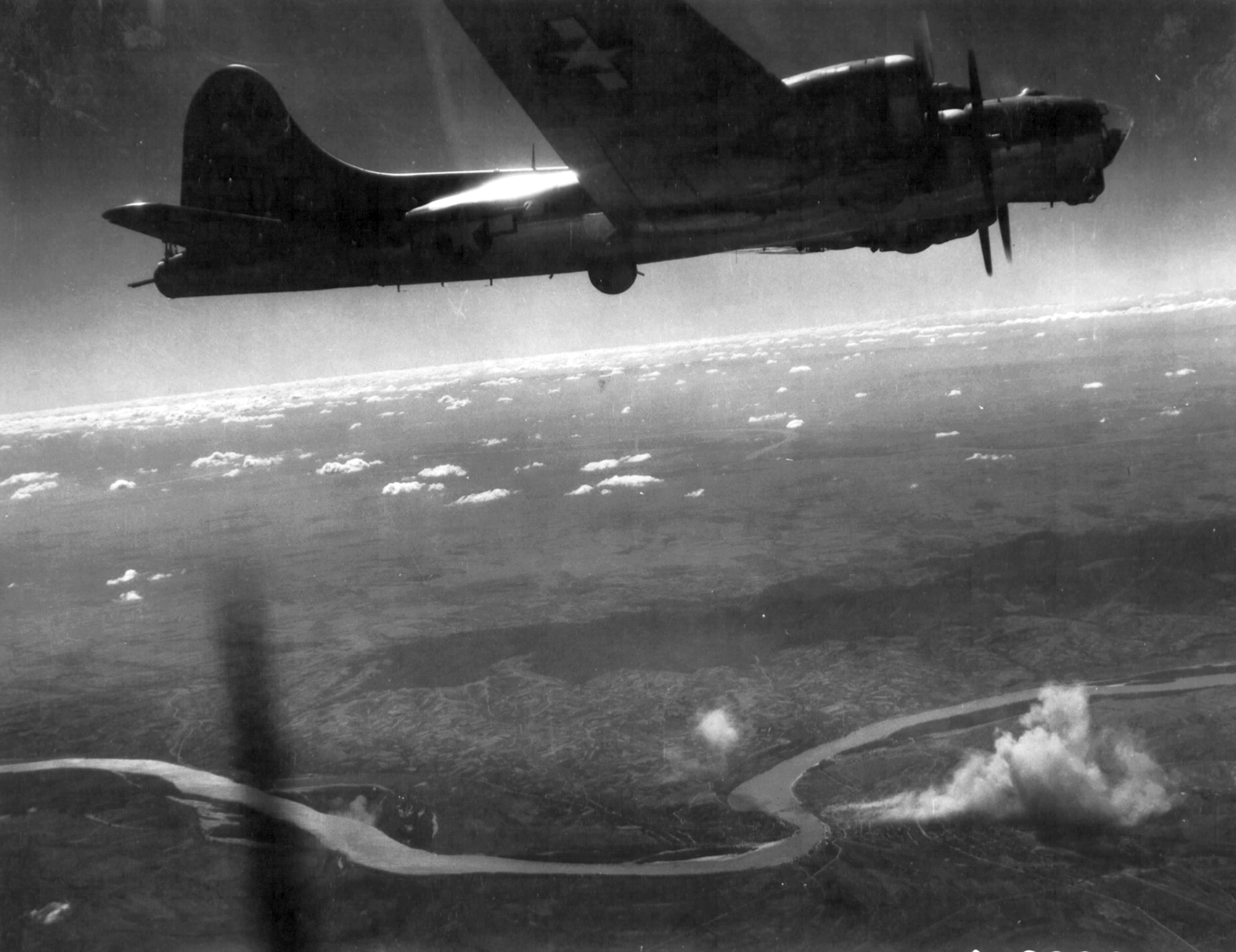 Szerbia, Újvidék, Duna a Bácska fölött repülő bombázókból nézve, Újvidéket fehér füst borítja., 1944, National Archives, közlekedés, amerikai gyártmány, bombázás, repülőgép, második világháború, USAAF, Boeing-márka, Boeing B 17 Flying Fortress, Fortepan #24362