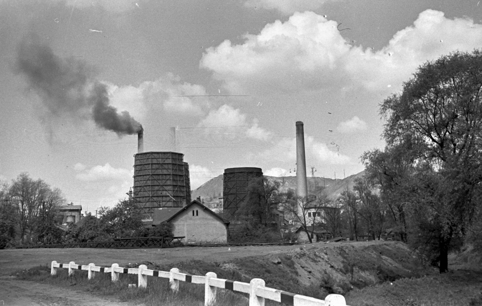 Hungary, Salgótarján, Vízválasztó Villamos erőmű., 1959, Szánthó Zoltán, smoke, clouds, factory chimney, Fortepan #24366