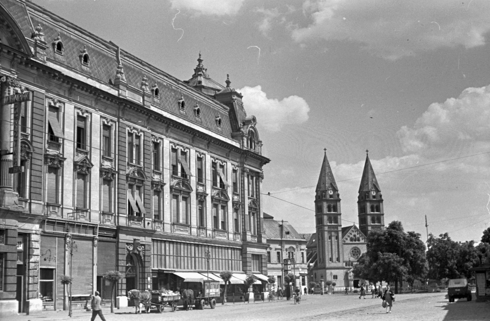 Hungary, Nyíregyháza, Kossuth tér, az egykori Takarékpénztár épülete, római katolikus székesegyház., 1959, Szánthó Zoltán, Fortepan #24368