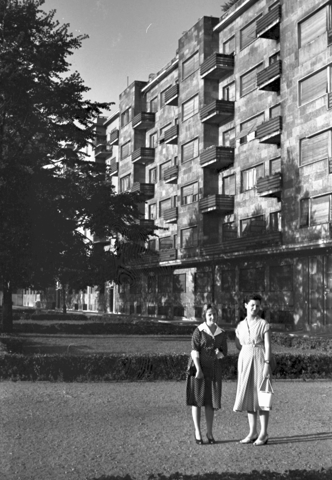 Hungary, Budapest XIII., Szent István park., 1959, Szánthó Zoltán, wrist watch, handbag, double portrait, lady, sandal, Budapest, summer dresses, Fortepan #24386