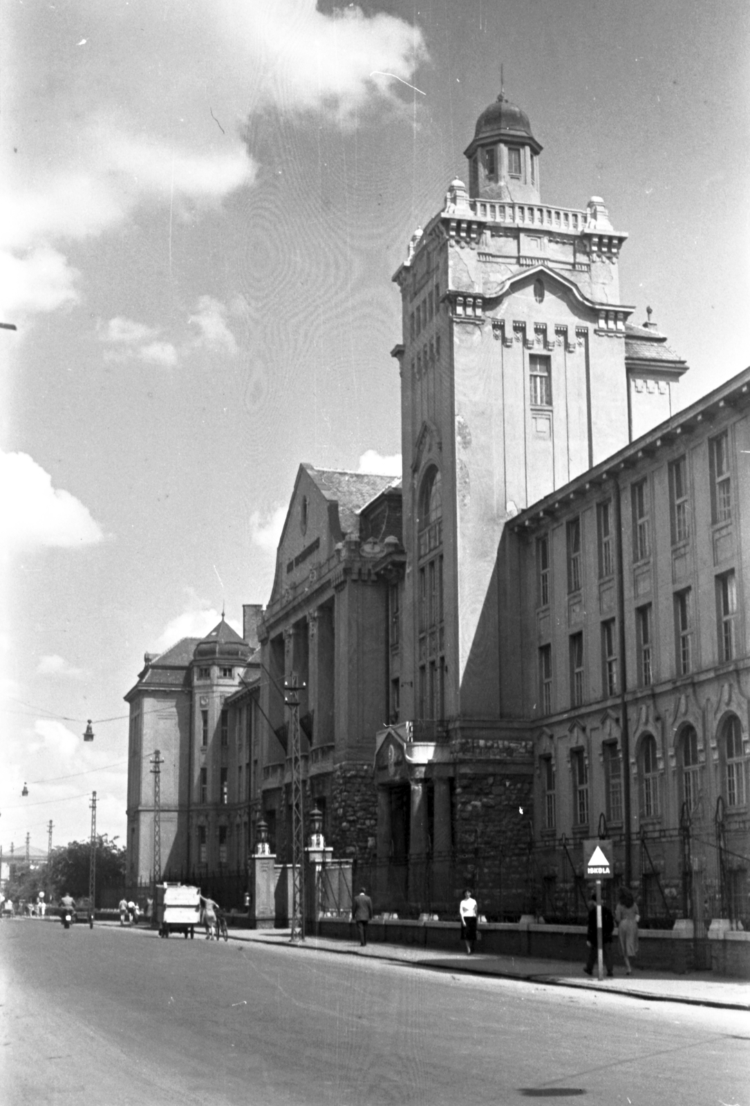 Hungary, Pécs, Rákóczi út 80., Pécsi Orvostudományi Egyetem (később Pécsi Tudományegyetem Közgazdaságtudományi Kar)., 1959, Szánthó Zoltán, street view, Fortepan #24389