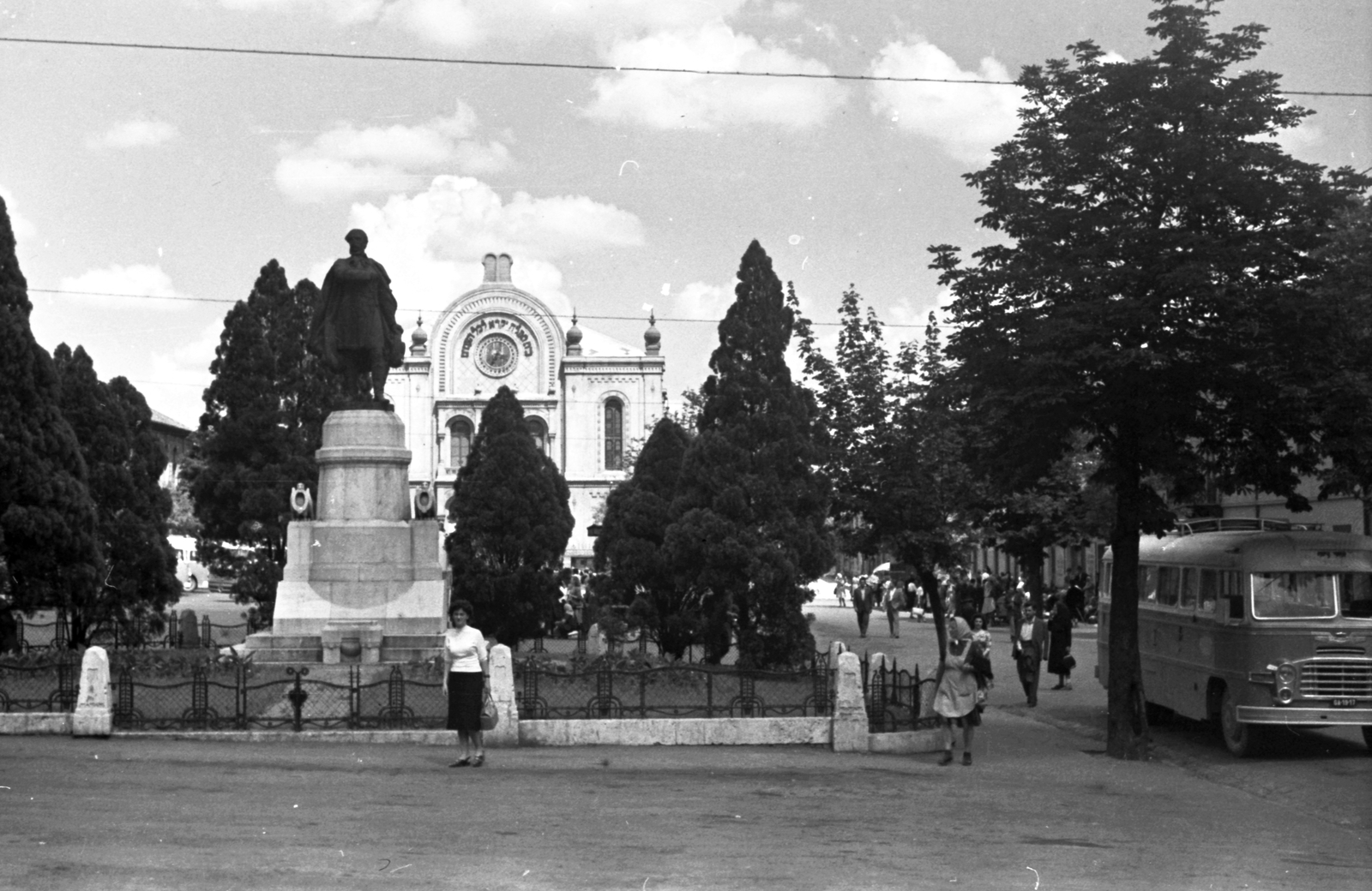 Hungary, Pécs, Kossuth tér, a Kossuth szobor mögött a Zsinagóga., 1959, Szánthó Zoltán, bus, Hungarian brand, sculpture, synagogue, Ikarus-brand, Frigyes Feszl-design, judaism, Lajos Kossuth-portrayal, Hebrew script, Károly Gerster-design, Lipót Kauser-design, Fortepan #24391