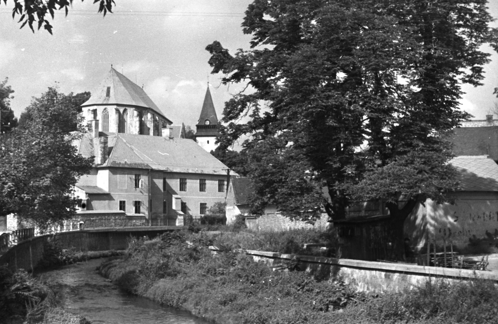 Hungary, Miskolc, a Herman Ottó Múzeum hátulról, a Szinva patak ma befedve a Kálvin János utca. Háttérben az avasi református templom és harangtorony., 1959, Szánthó Zoltán, church, gothic, bell tower, protestant, Fortepan #24395