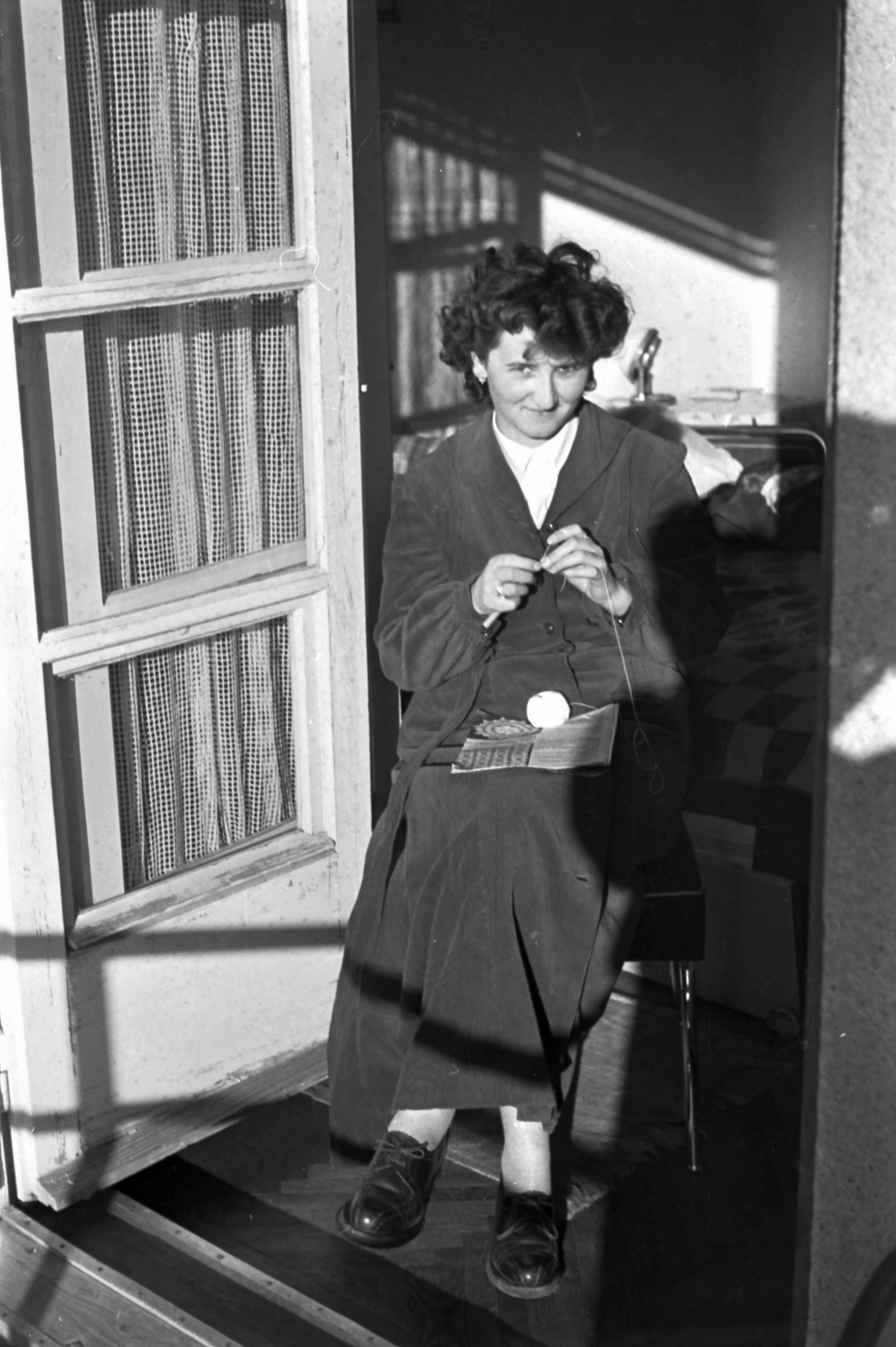 Hungary, Mátraháza, MÁV üdülő, A épület., 1959, Szánthó Zoltán, knitting, shadow, Fortepan #24410