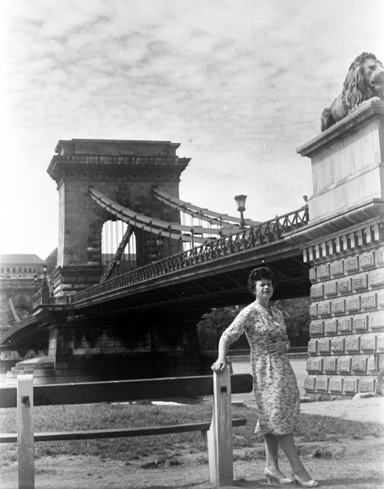 Hungary, Budapest V., pesti alsó rakpart, a Széchenyi Lánchíd pesti hídfője., 1959, Szánthó Zoltán, Budapest, suspension bridge, Duna-bridge, William Tierney Clark-design, Fortepan #24418