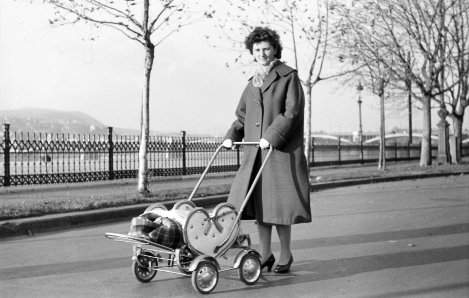 Hungary, Budapest V., Széchenyi rakpart, a Margit híd felé fényképezve., 1959, Szánthó Zoltán, baby carriage, Budapest, Fortepan #24428