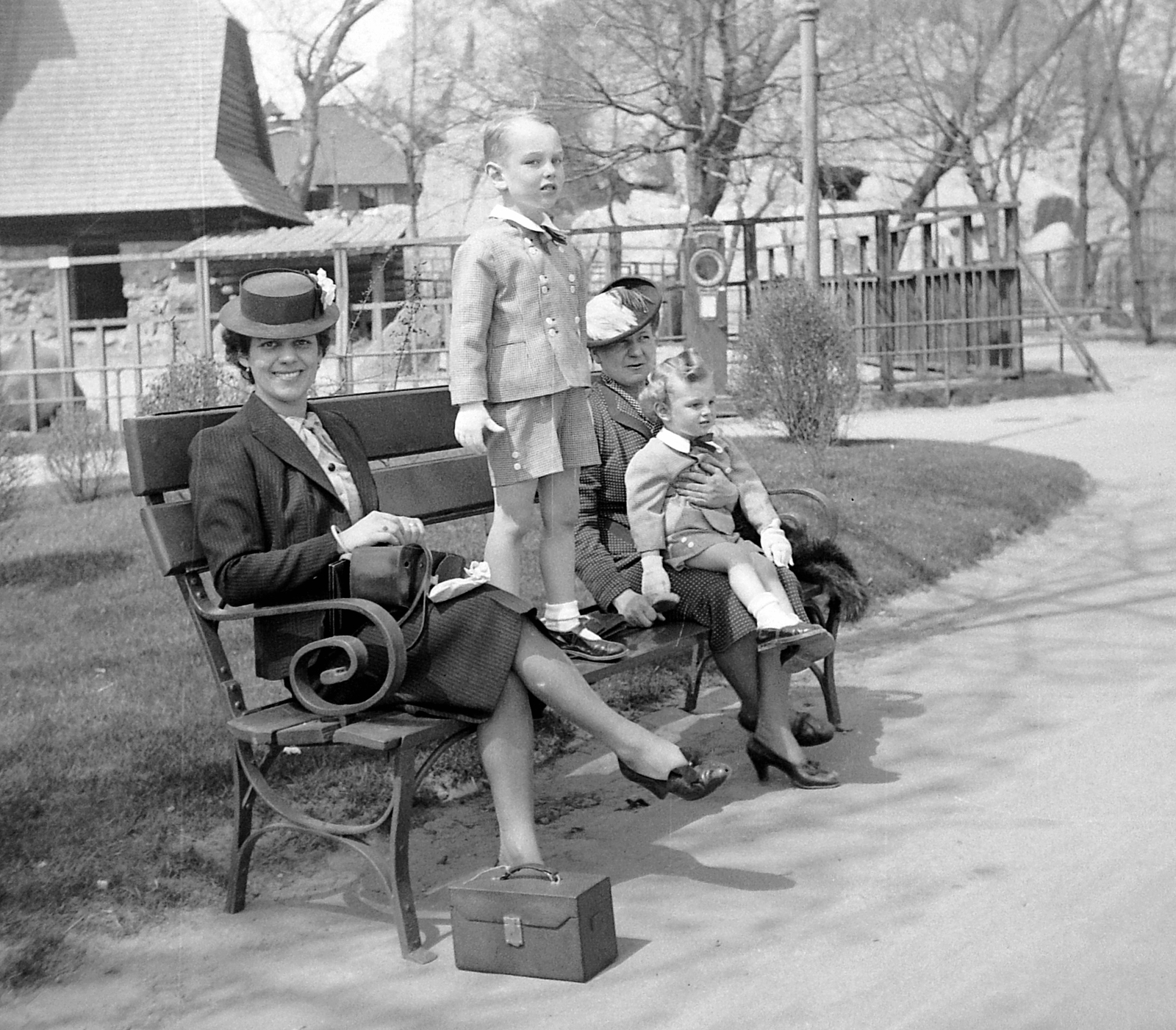 Hungary, Zoo, Budapest XIV., 1937, Korbuly, tableau, women, relaxation, summer, kids, lamp post, fence, bench, bag, Budapest, standing on a bench, Fortepan #2443