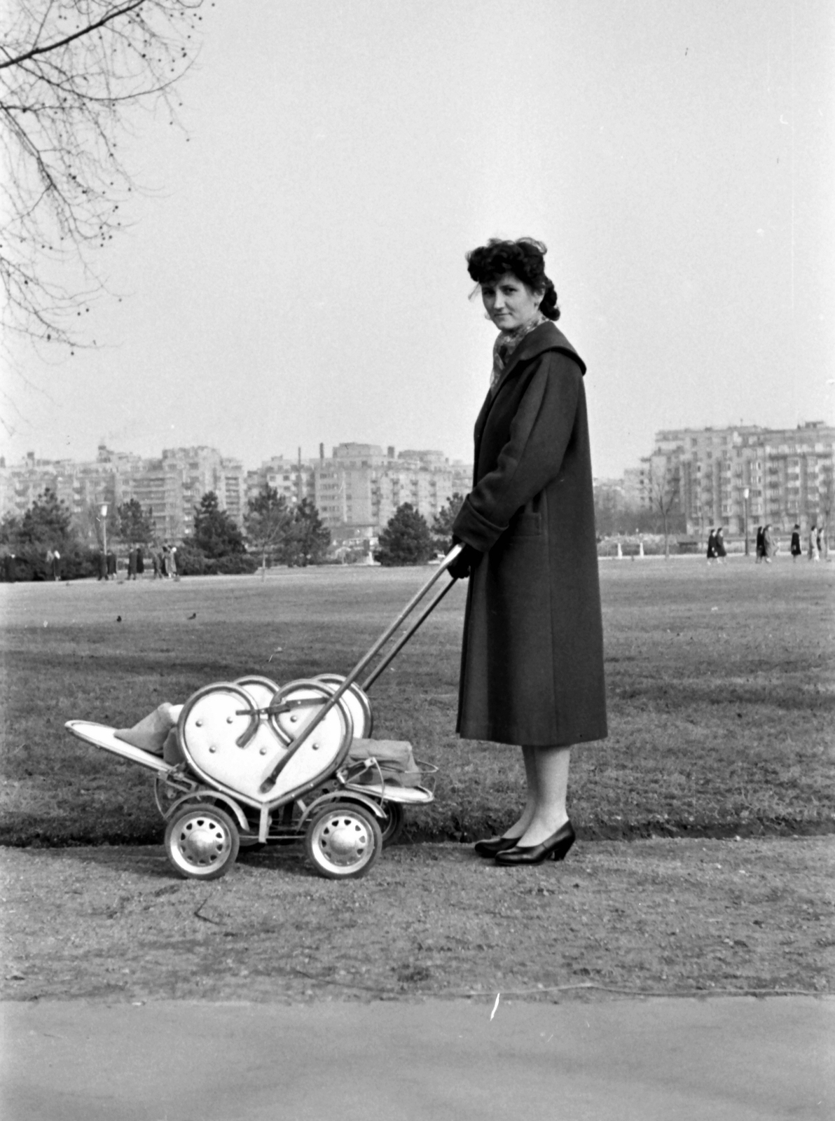 Hungary, Margit Islands, Budapest, háttérben a Szent István park házai., 1961, Szánthó Zoltán, portrait, baby carriage, gloves, lady, coat, scarf, Fortepan #24431