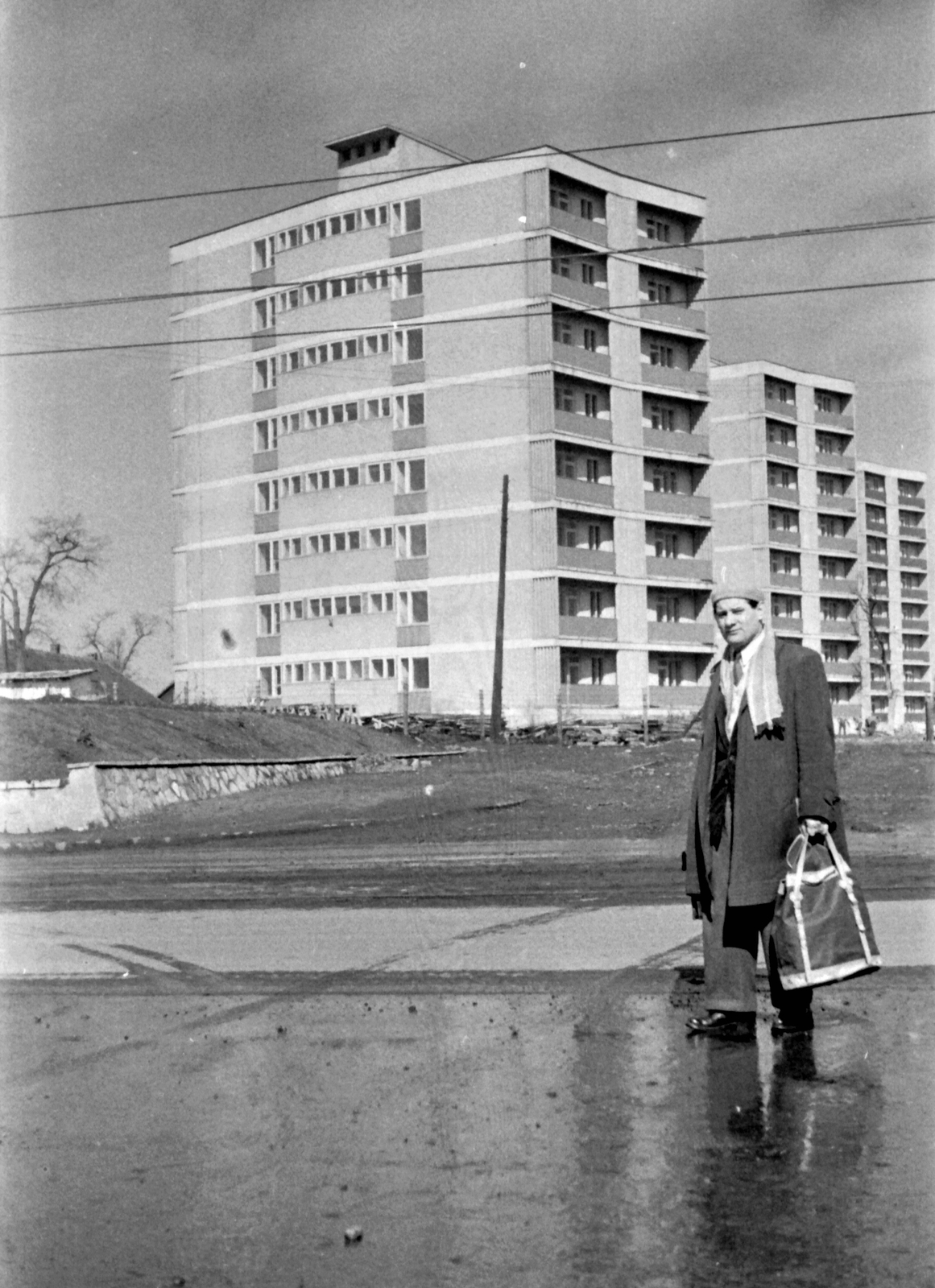 Hungary, Miskolc, Selyemrét, háttérben a Kőrösi Csoma Sándor utca melletti házak láthatók., 1961, Szánthó Zoltán, portrait, blocks, beret, man, Fortepan #24435