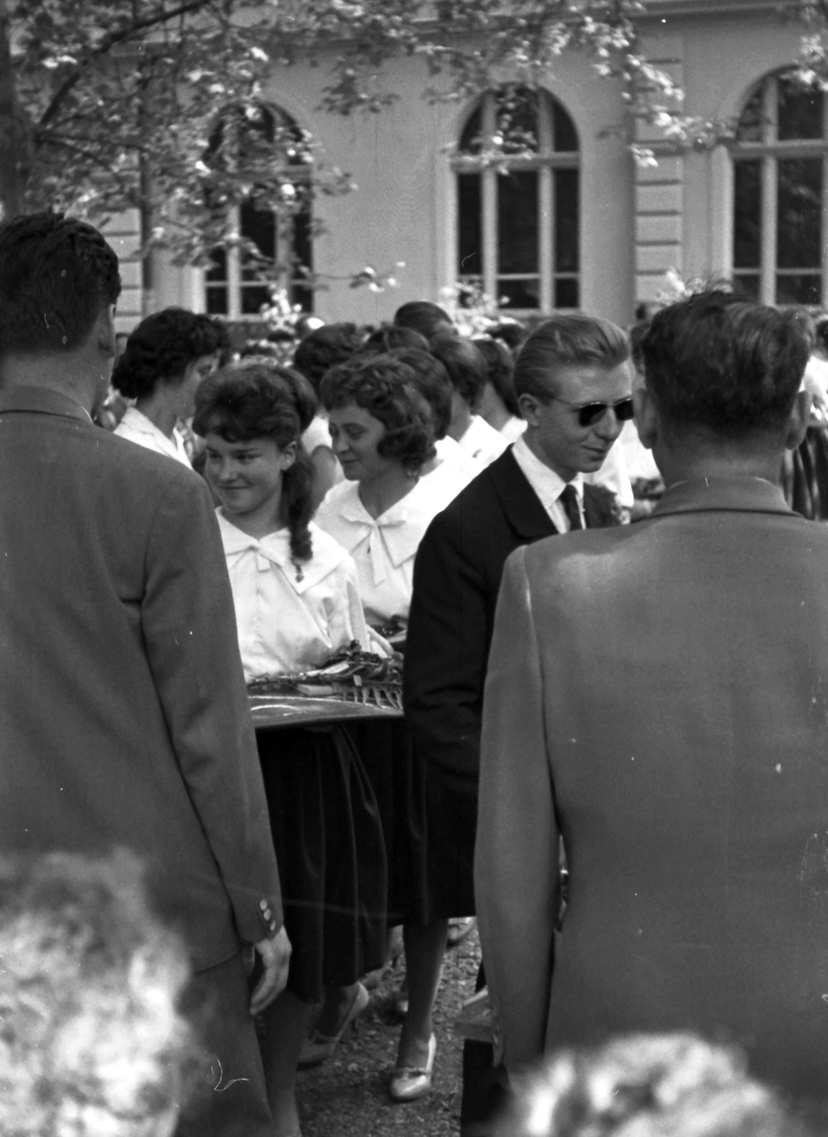 1961, Szánthó Zoltán, school, yard, shades, graduation, girl, Fortepan #24441