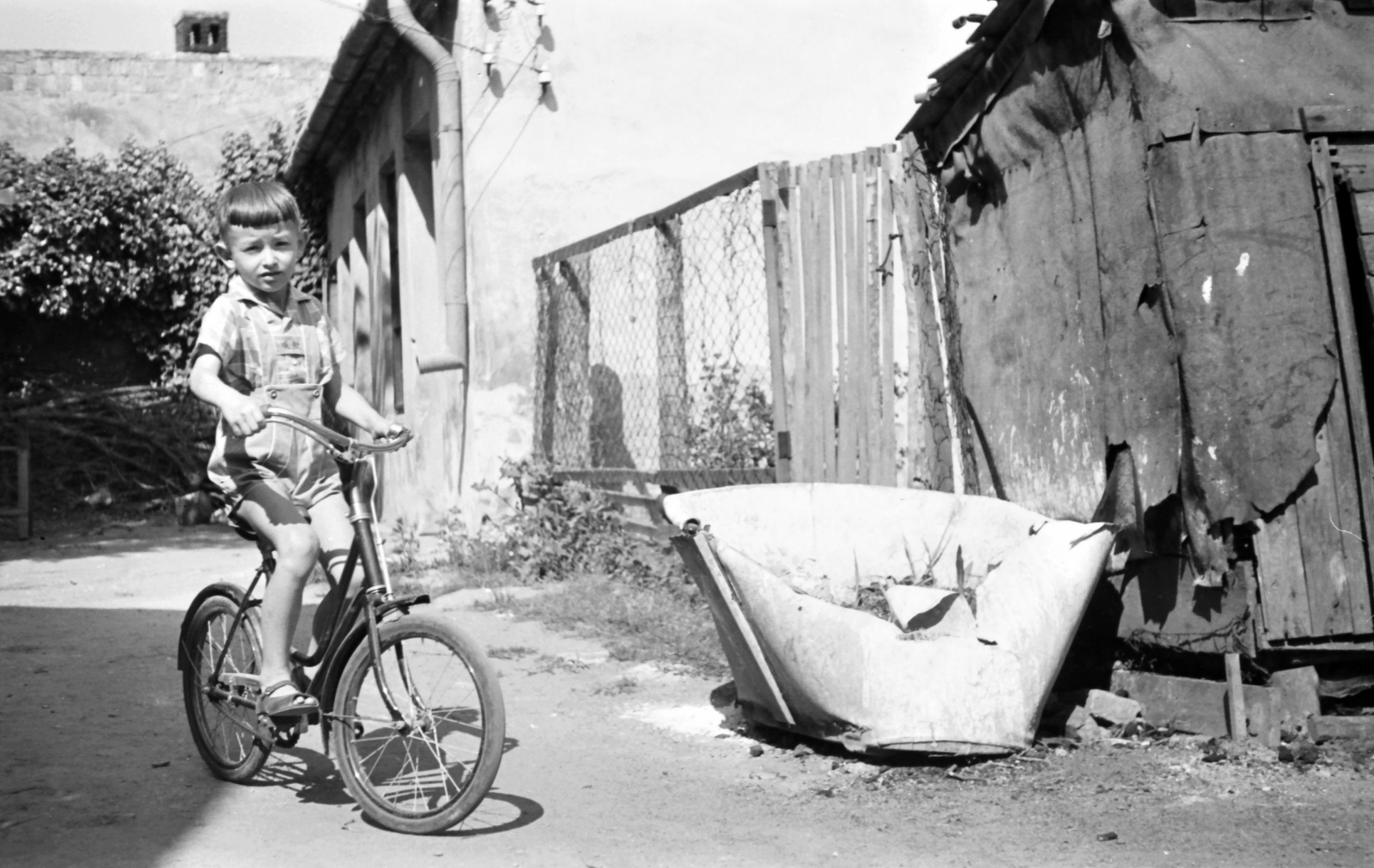1961, Szánthó Zoltán, bicycle, yard, kid, Fortepan #24444