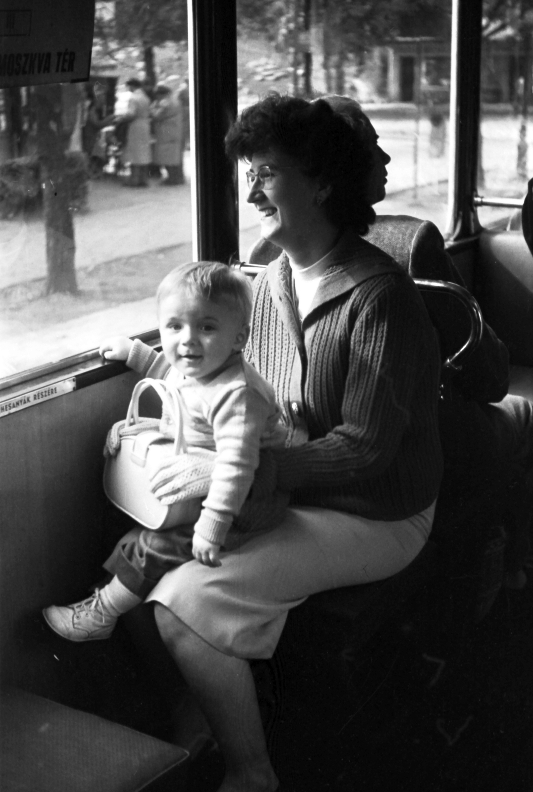 Hungary, Budapest XII., Szilágyi Erzsébet (Malinovszkij) fasor, János kórházi villamosmegálló., 1961, Szánthó Zoltán, tram, tram stop, Budapest, sitting on lap, Fortepan #24451