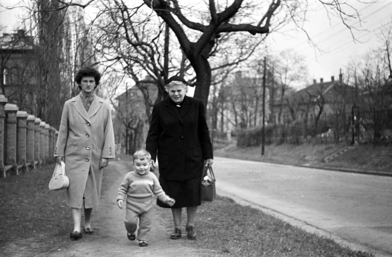 Hungary, Budapest XII., Diós árok, balra a János Kórház kerítése., 1962, Szánthó Zoltán, Budapest, Fortepan #24453