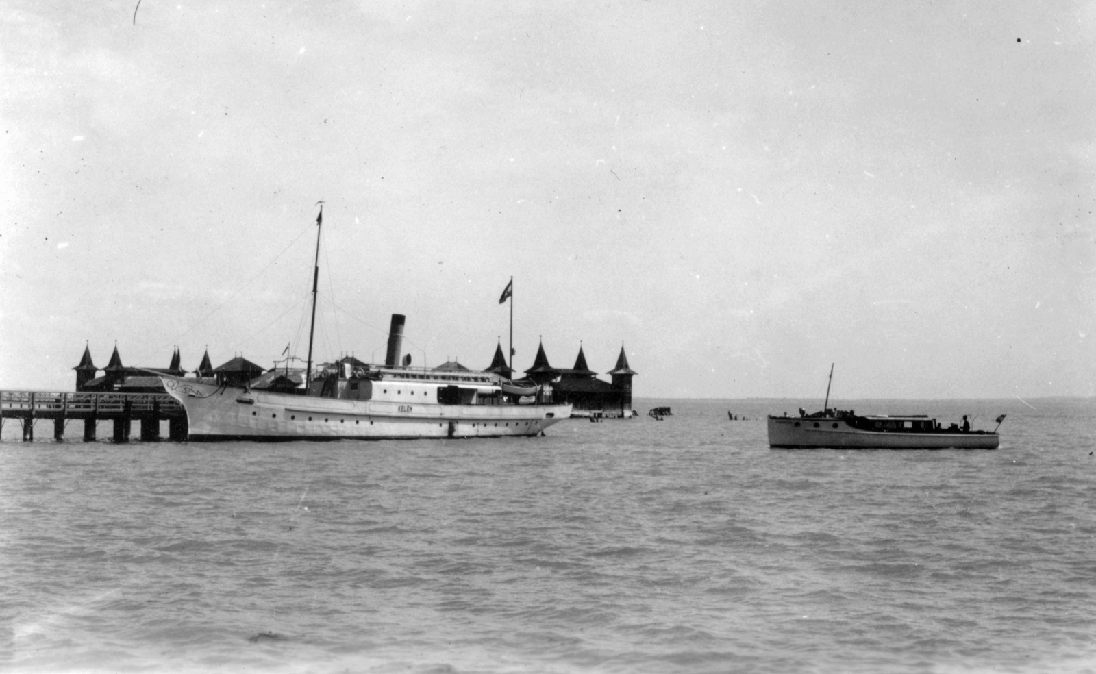 Hungary, Balatonfüred, kikötő a Kelén gőzhajóval, háttérben a fürdőház., 1933, Somlai Tibor, ship, flag, steamboat, Kelén ship, Fortepan #24458