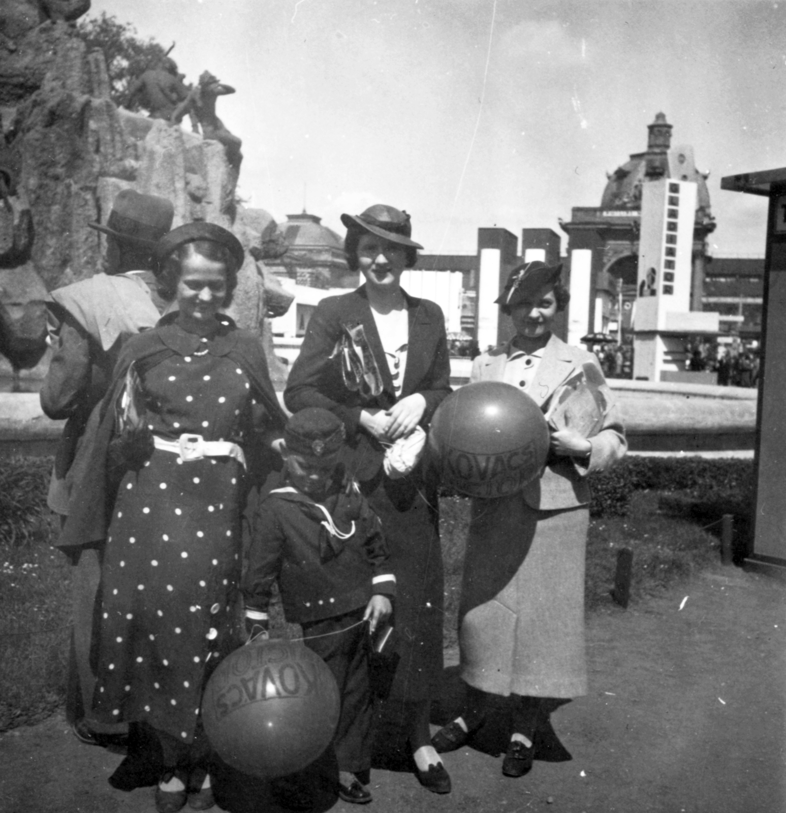 Hungary, Budapest XIV., a felvétel a Sió tündér regéje szoborcsoport és szökőkút előtt készült, távolabb az Iparcsarnok látható., 1936, Lőrincze Judit, baloon, international fair, Budapest, dotted dress, Fortepan #24486