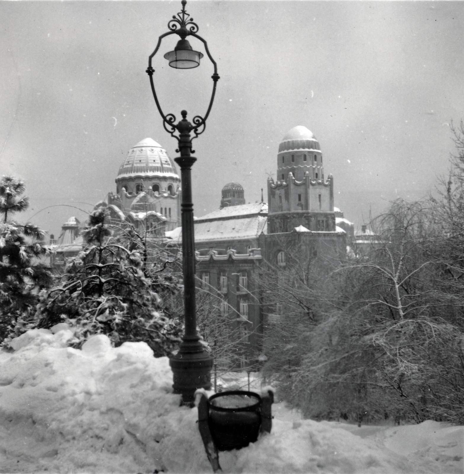 Hungary, Budapest XI., Gellért Gyógyfürdő a Kelenhegyi út felől nézve., 1939, Lőrincze Judit, winter, Secession, gas lamp, Budapest, Bath house, Art Nouveau architecture, Ármin Hegedűs-design, Artúr Sebestyén-design, Izidor Sterk-design, Fortepan #24509