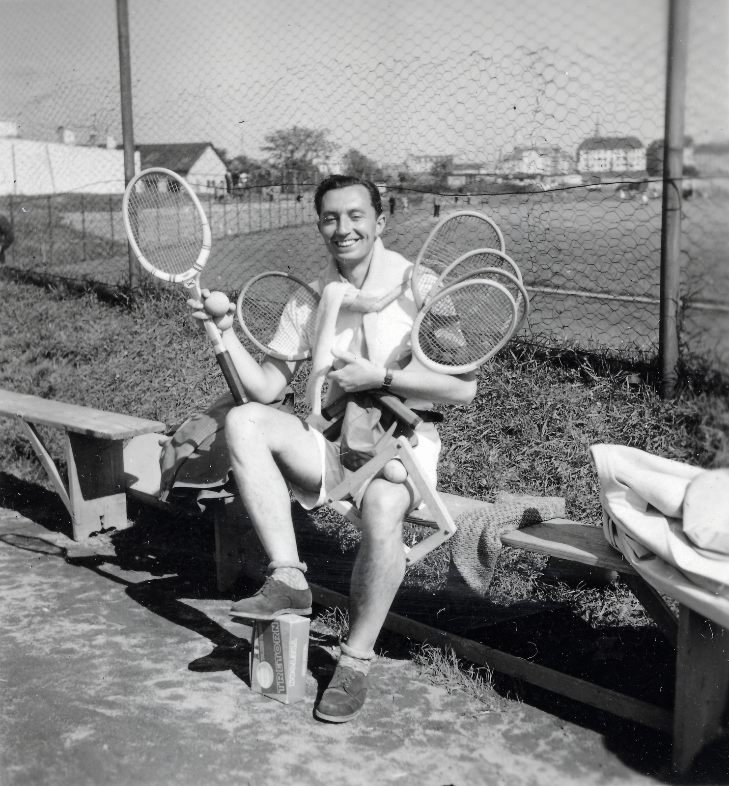 Hungary, Budapest XI., Stoczek József (Stoczek) utca, a MAFC sporttelep teniszpályája., 1940, Lőrincze Judit, tennis, tennis rackets, Budapest, Fortepan #24515