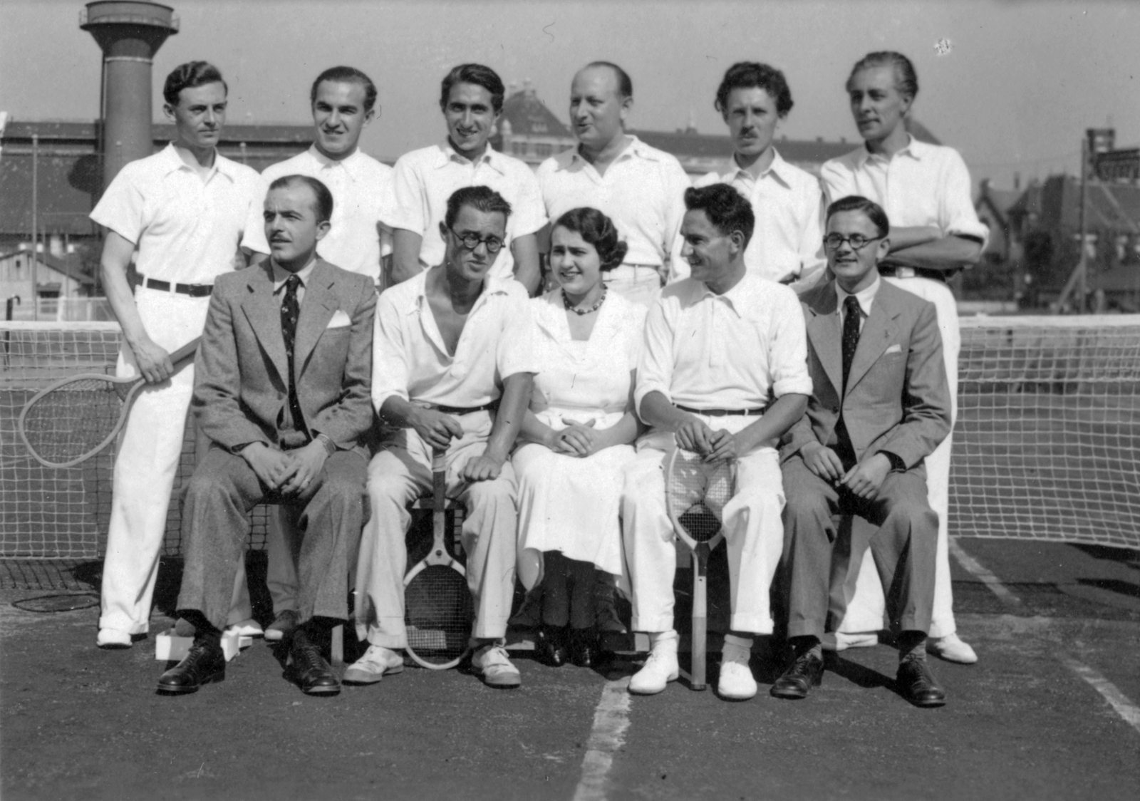 Hungary, Budapest XI., Stoczek József (Stoczek) utca, a MAFC sporttelep teniszpályája. Háttérben az egyetem kazántelepének kéménye., 1940, Lőrincze Judit, tableau, tennis, tennis court, tennis rackets, Budapest, Fortepan #24517