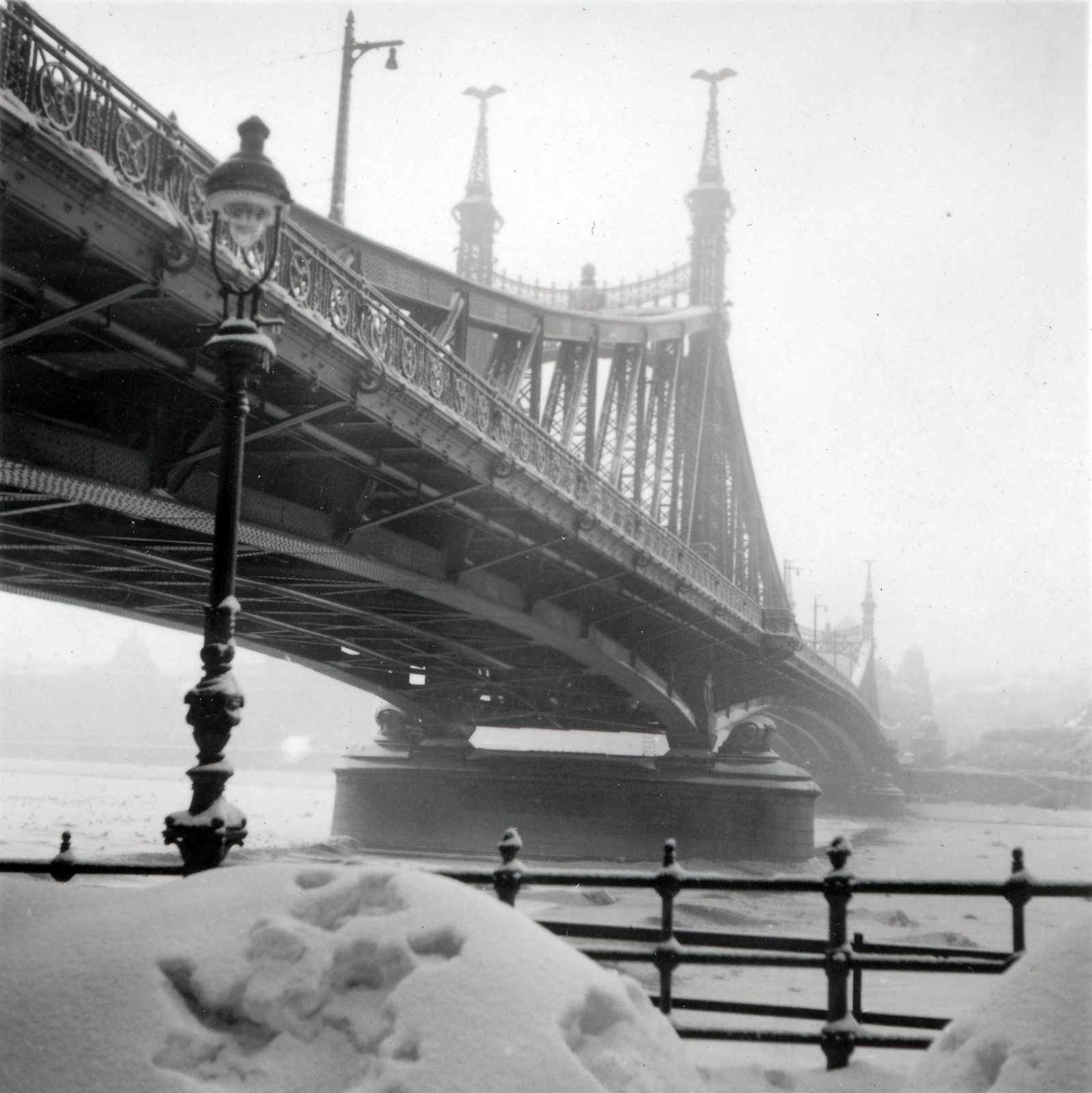 Hungary, Budapest, Szabadság (Ferenc József) híd., 1935, Lőrincze Judit, winter, railing, gas lamp, Danube, Duna-bridge, János Feketeházy-design, Fortepan #24520