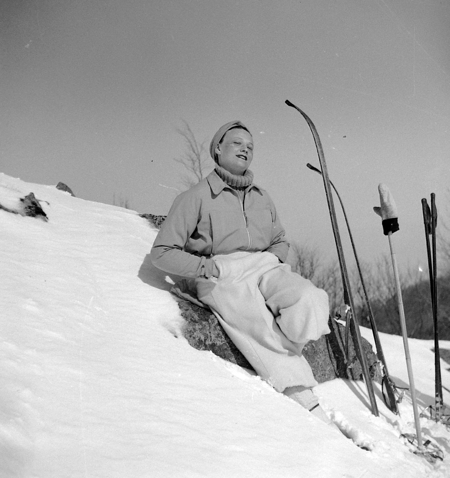 Hungary, Galyatető, Mátraszentimre, 1940, Korbuly, portrait, winter, snow, woman, hillside, skis, skiing, hands in pockets, Best of, Fortepan #2453