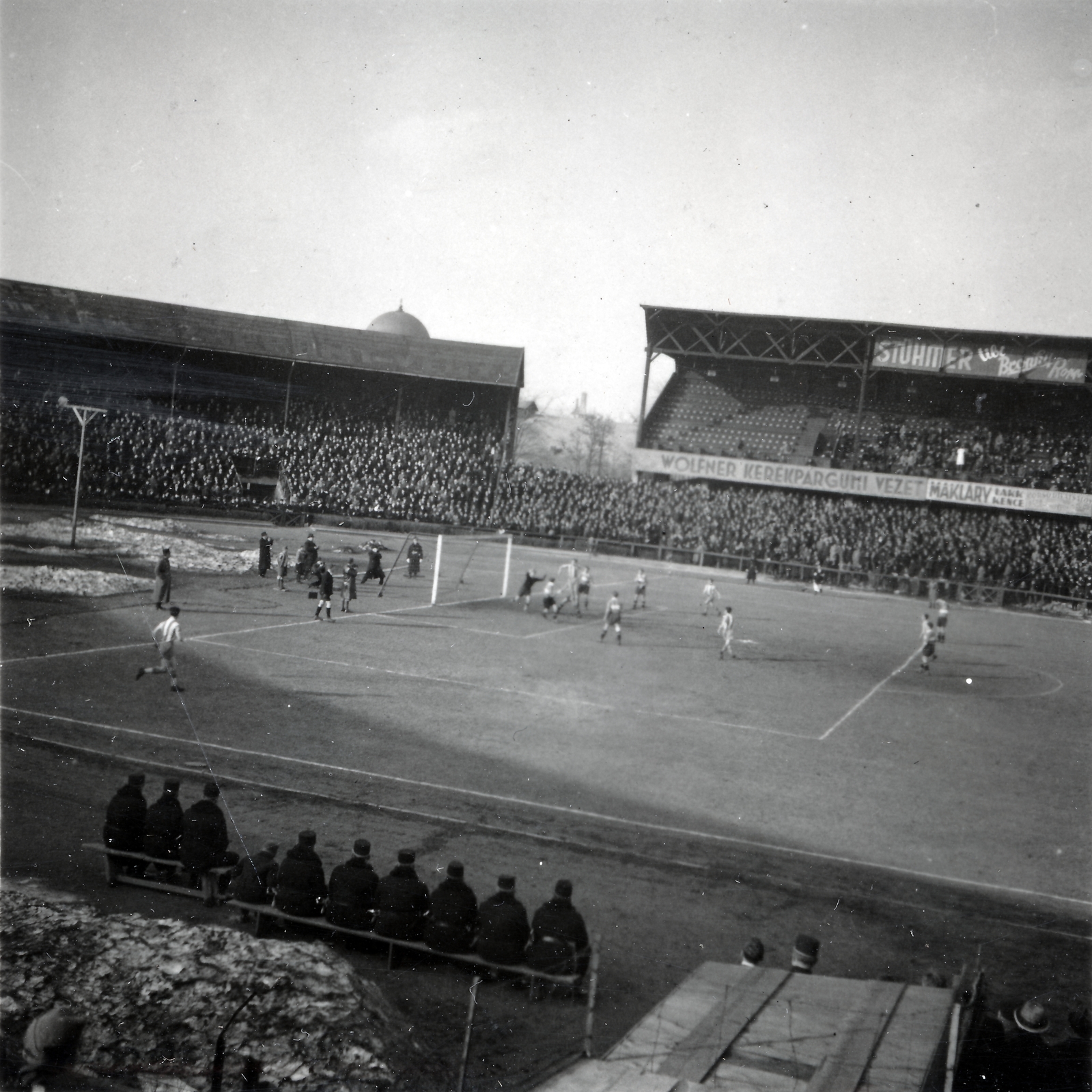 Hungary, Budapest IX., Üllői út, FTC stadion, szemben a B tribün, balra a háttérben a Magyarok Nagyasszonya (Rezső) téri templom kupolája., 1935, Lőrincze Judit, ad, Frigyes Stühmer chocolate factory, Budapest, Fortepan #24532