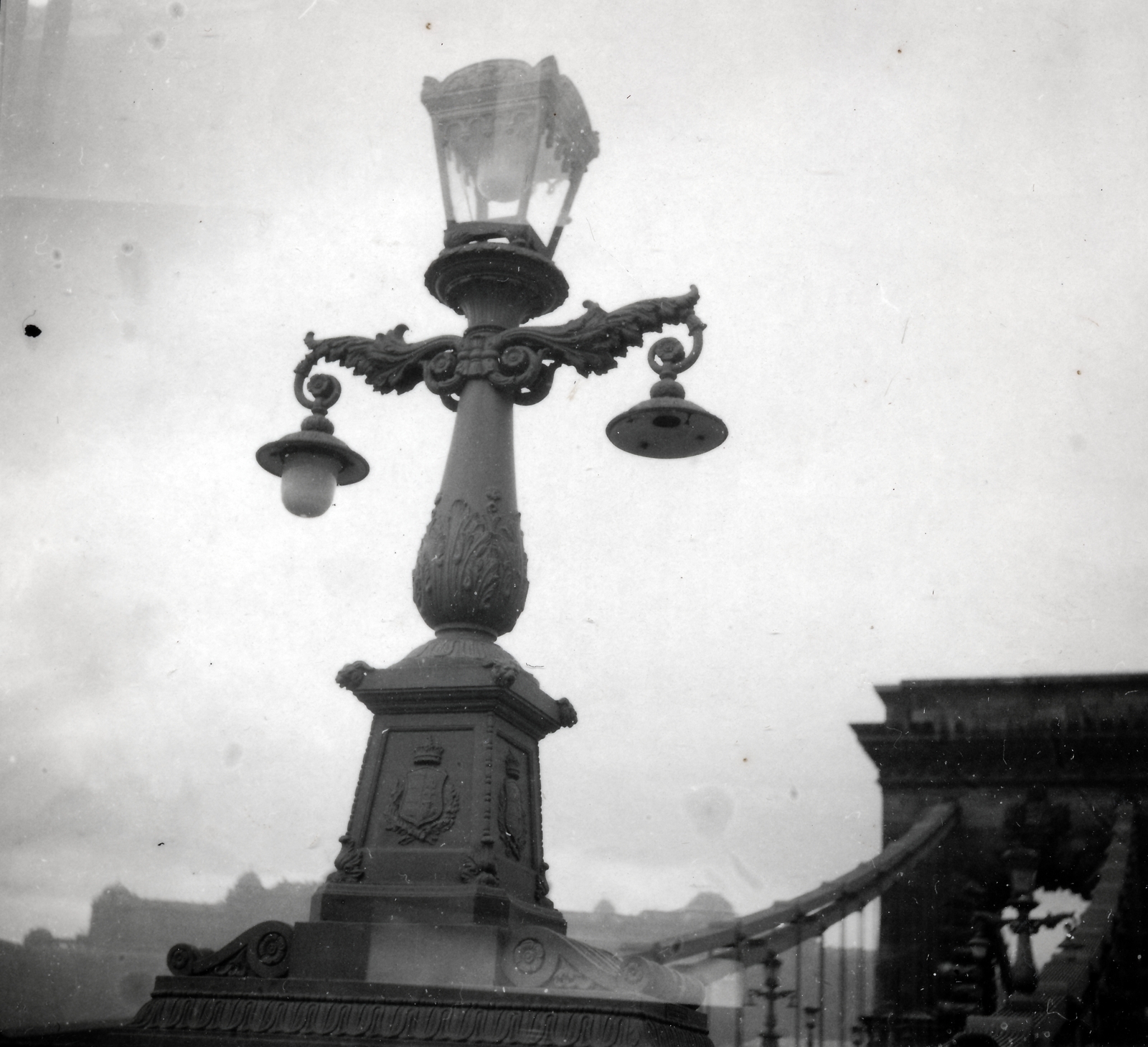 Magyarország, Budapest, Széchenyi Lánchíd., 1936, Lőrincze Judit, lámpaoszlop, függőhíd, William Tierney Clark-terv, Fortepan #24541