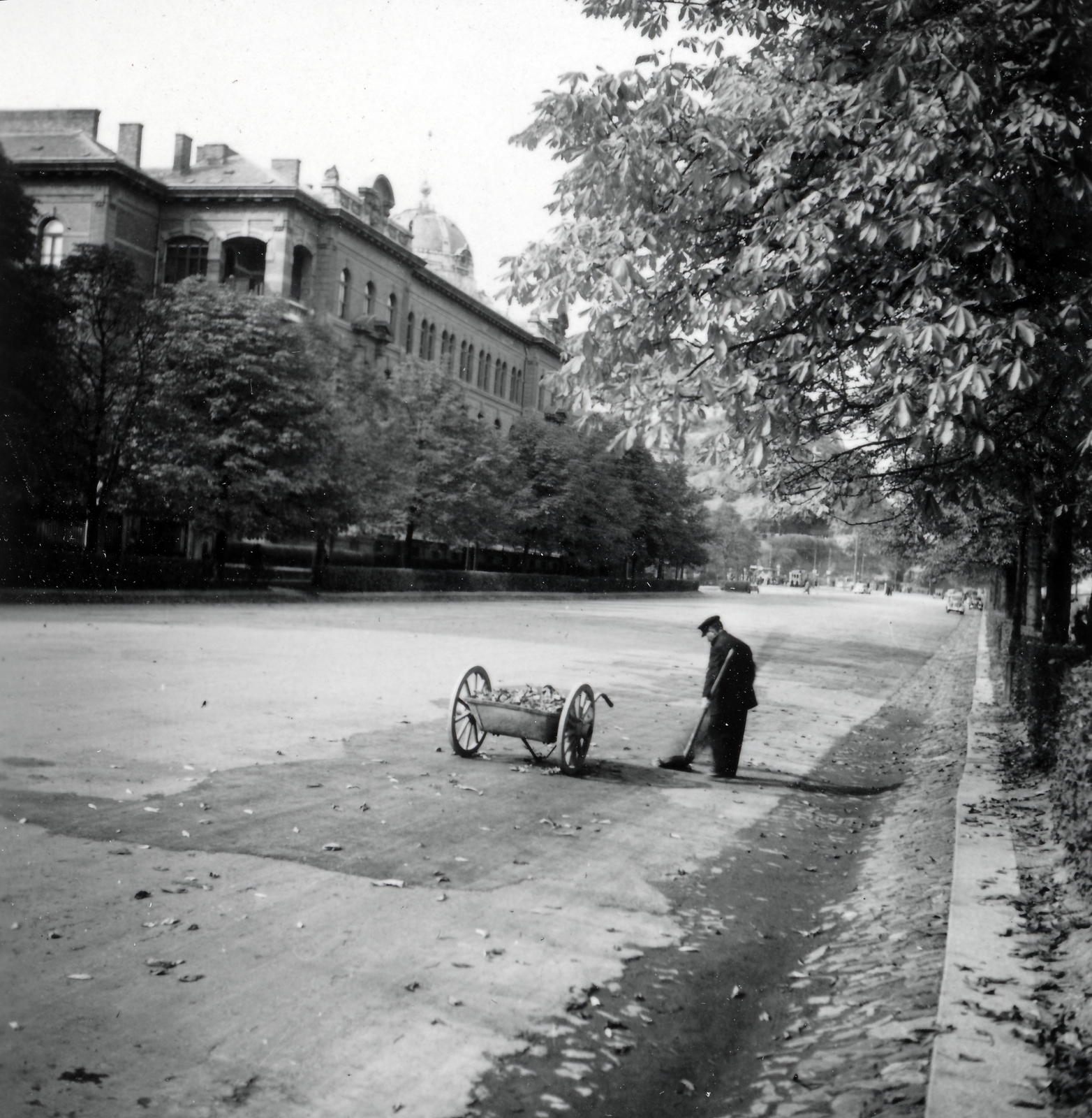 Hungary, Budapest XI., Műegyetem rakpart, háttérben a Szent Gellért tér., 1936, Lőrincze Judit, sweeper, wheelbarrow, Budapest, Fortepan #24542