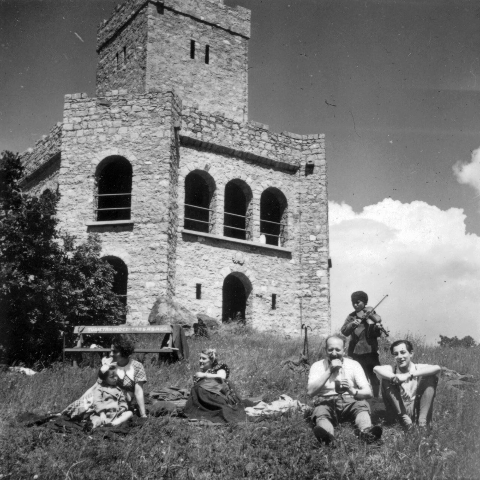 Magyarország, Visegrád, Nagyvillám, Zsitvay kilátó., 1936, Lőrincze Judit, kirándulás, emlékmű, italozás, cigányzenész, pad, torony, kilátó, Turisták Inóci Társasága, Magyar Turisták Szövetsége, Hannig Miklós-terv, Uzvölgyi József-terv, Fortepan #24544