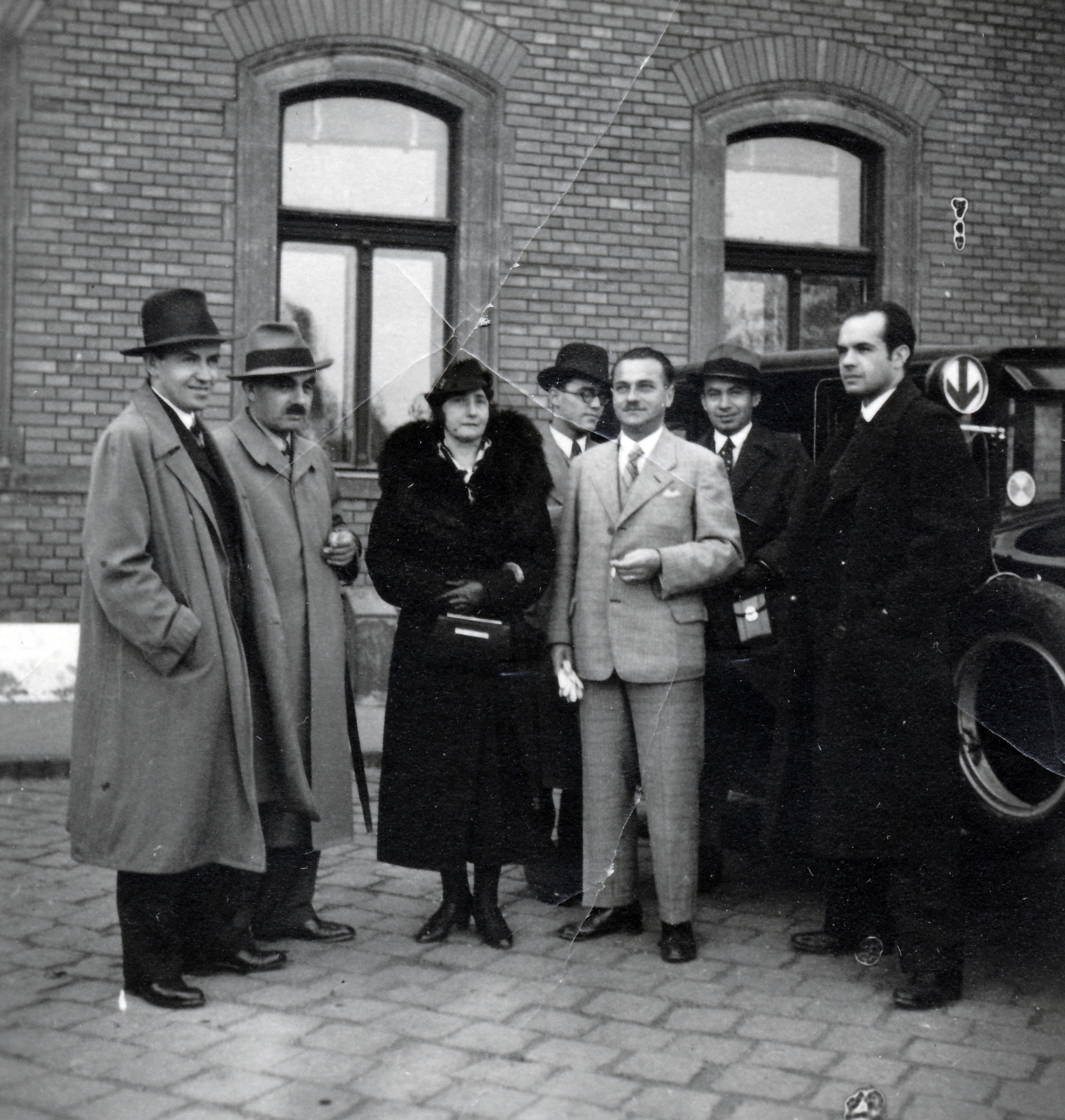 Hungary, Miskolc, Tiszai pályaudvar., 1936, Lőrincze Judit, hat, tableau, men, taxicab, gloves, train station, fur coat, handbag, lady, coat, eclectic architecture, Ferenc Pfaff-design, Fortepan #24547