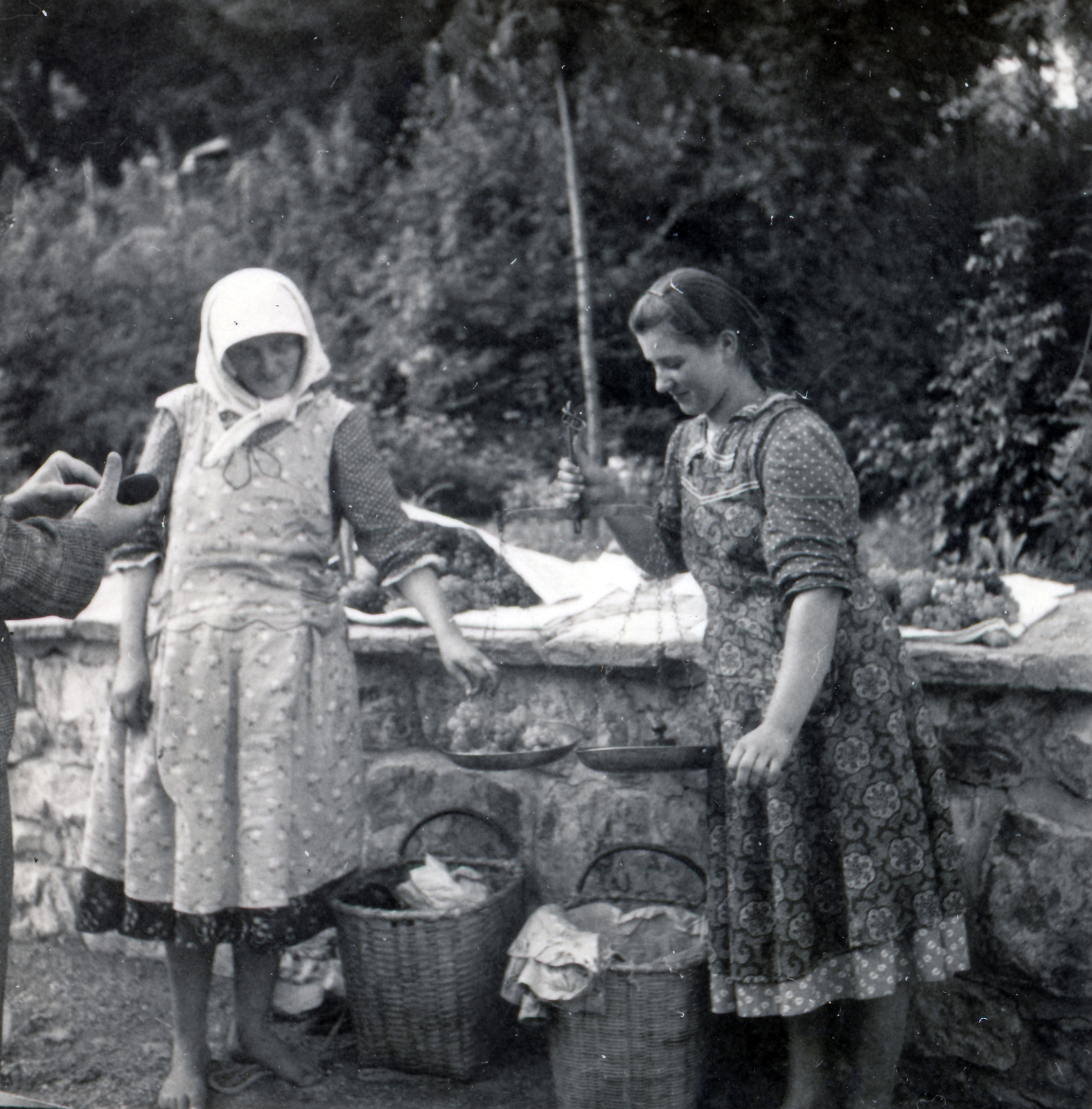 1936, Lőrincze Judit, market, grape, wickerwork, backpacks basket, scale, Fortepan #24548