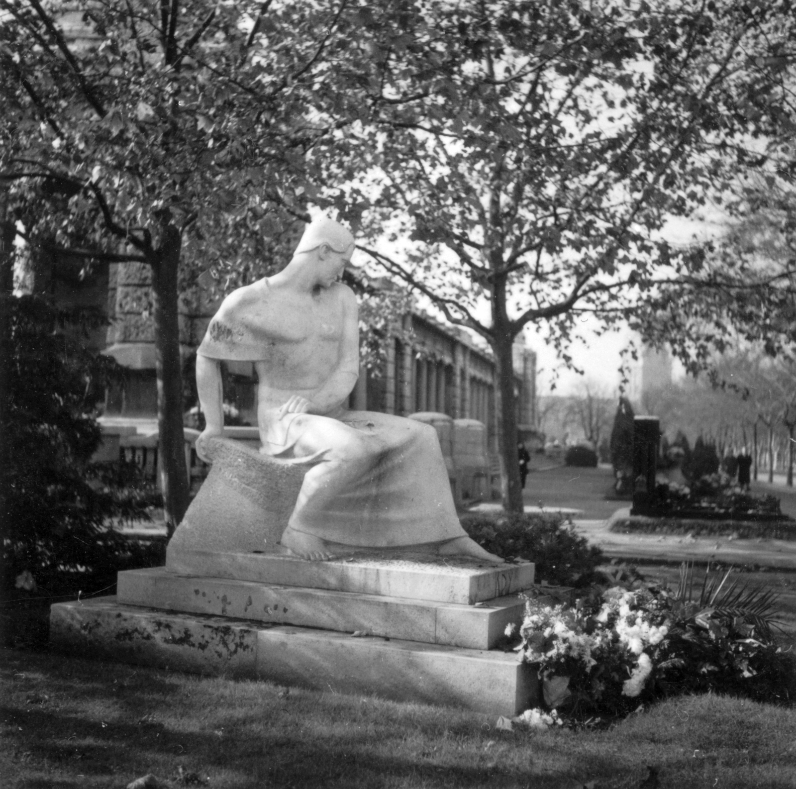 Magyarország, Budapest VIII., Fiumei úti Nemzeti Sírkert (Kerepesi temető), Ady Endre síremléke., 1936, Lőrincze Judit, szobor, síremlék, Budapest, Ady Endre-ábrázolás, Fortepan #24555